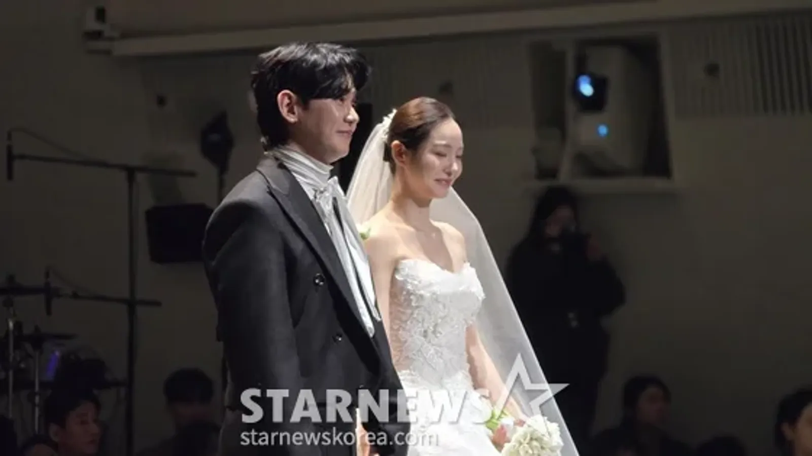 姜均成（左）與柳河珍今晚甜蜜完婚。圖／翻攝自STARNEWS