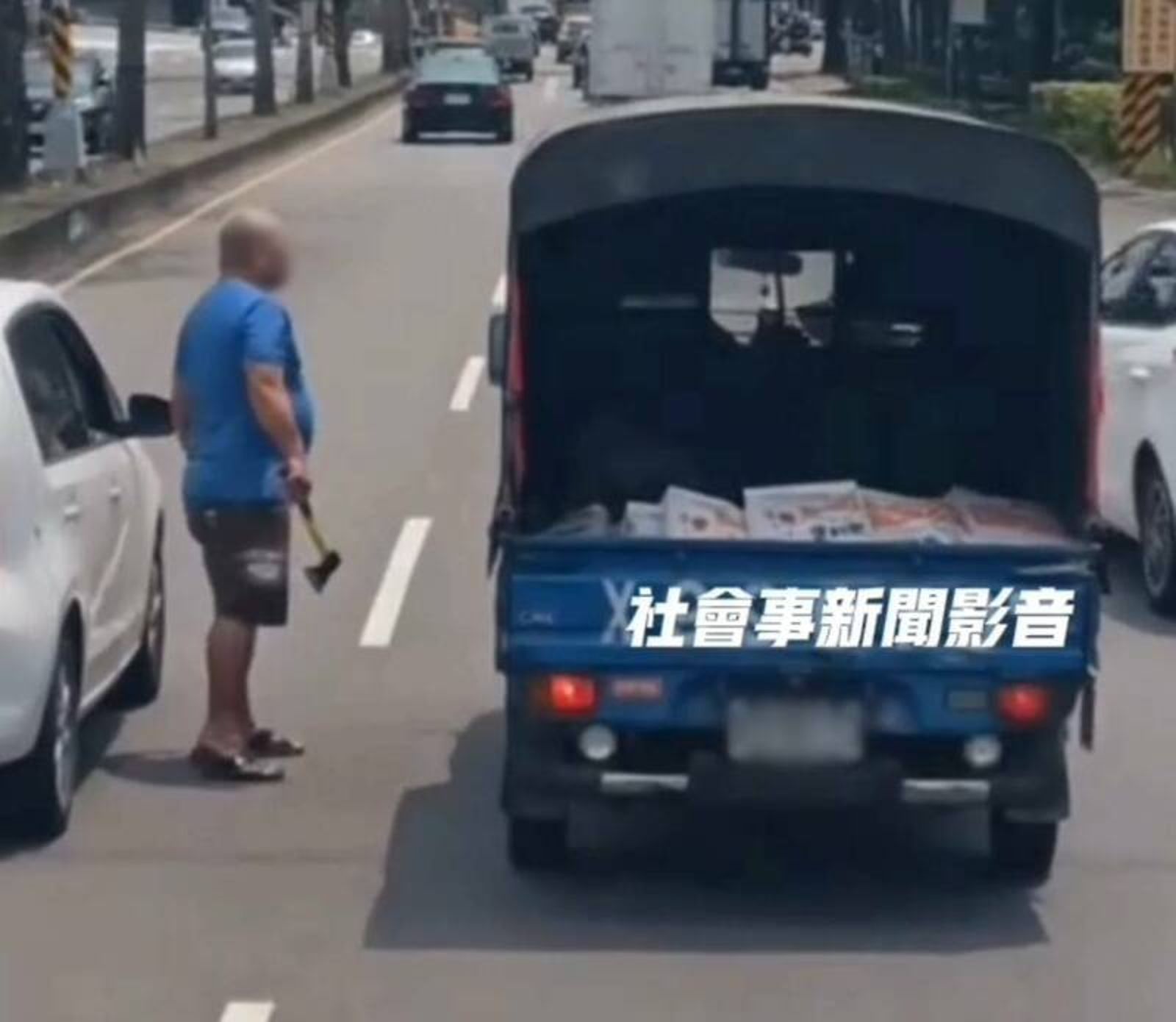 轎車副駕掏斧頭嗆人　行車糾紛嚇壞用路人