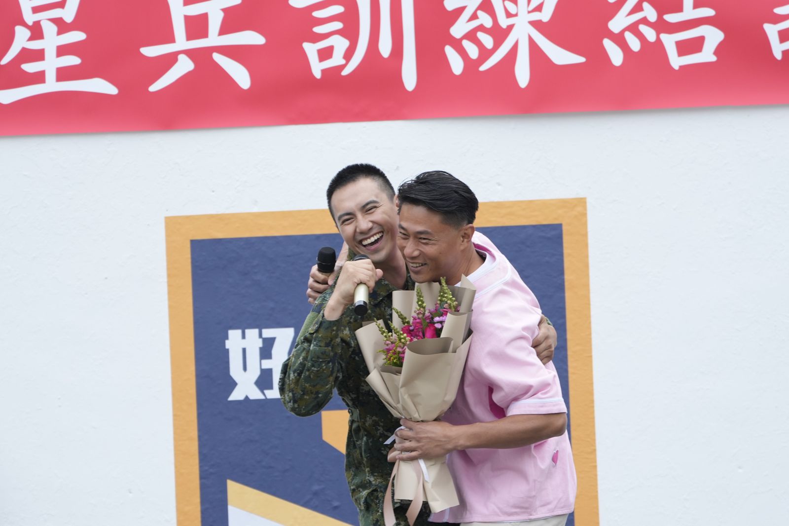 彭小刀(右)大讚潘君侖(左)表現優異,感動相互擁抱。台視提供