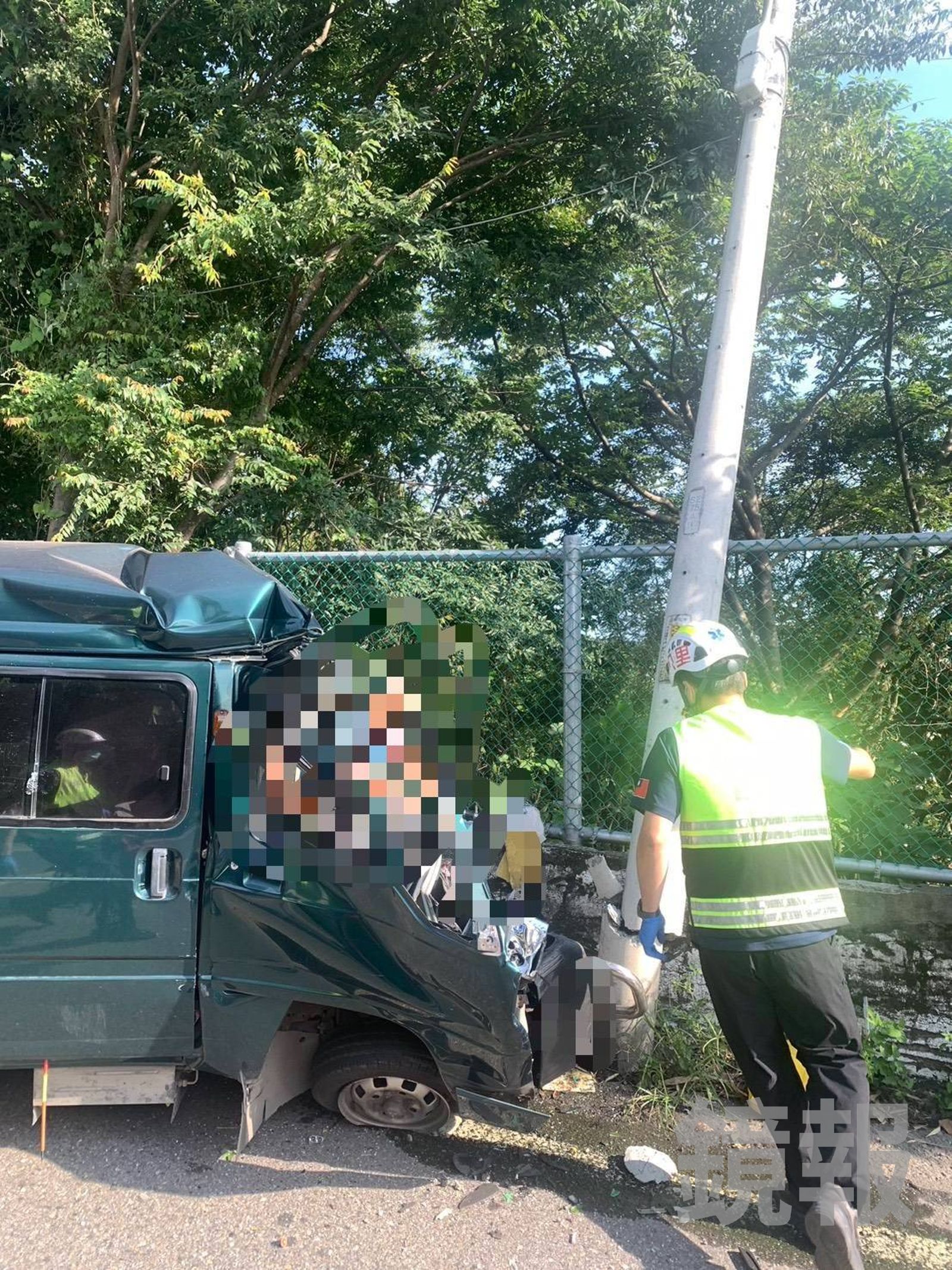 箱型車發生擦撞後失控撞上燈桿,造成車頭嚴重凹陷毀損。翻攝畫面
