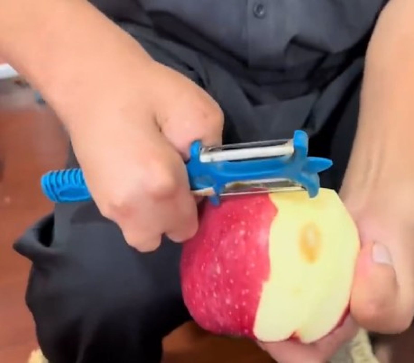 中國安徽一名男子天生長了了一雙「牛蹄腳」、「螃蟹手」。圖/翻攝自微博