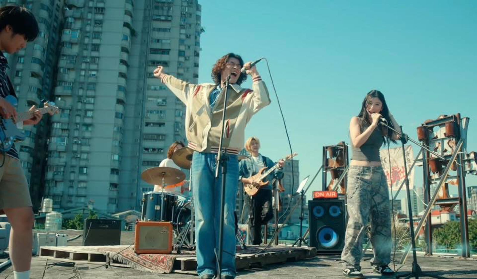 帕拉斯是近期樂壇備受矚目的新星。翻攝〈恆星不忘Forever Forever〉MV