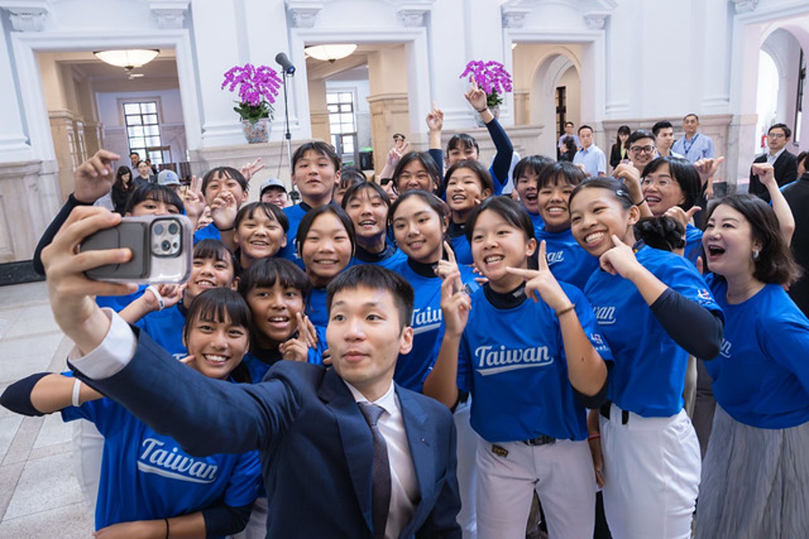李洋與台北市立北投國中女壘隊球員們開心合影留念。（圖／總統府提供）
