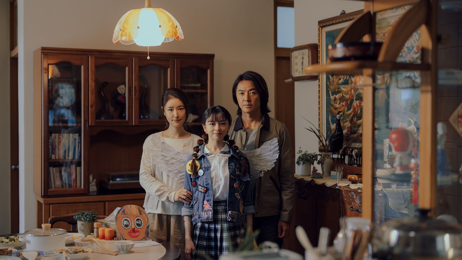 林心如（左）驚喜客串《百萬人推理》 ，與鄭伊健（右）飾演夫妻。Netflix提供