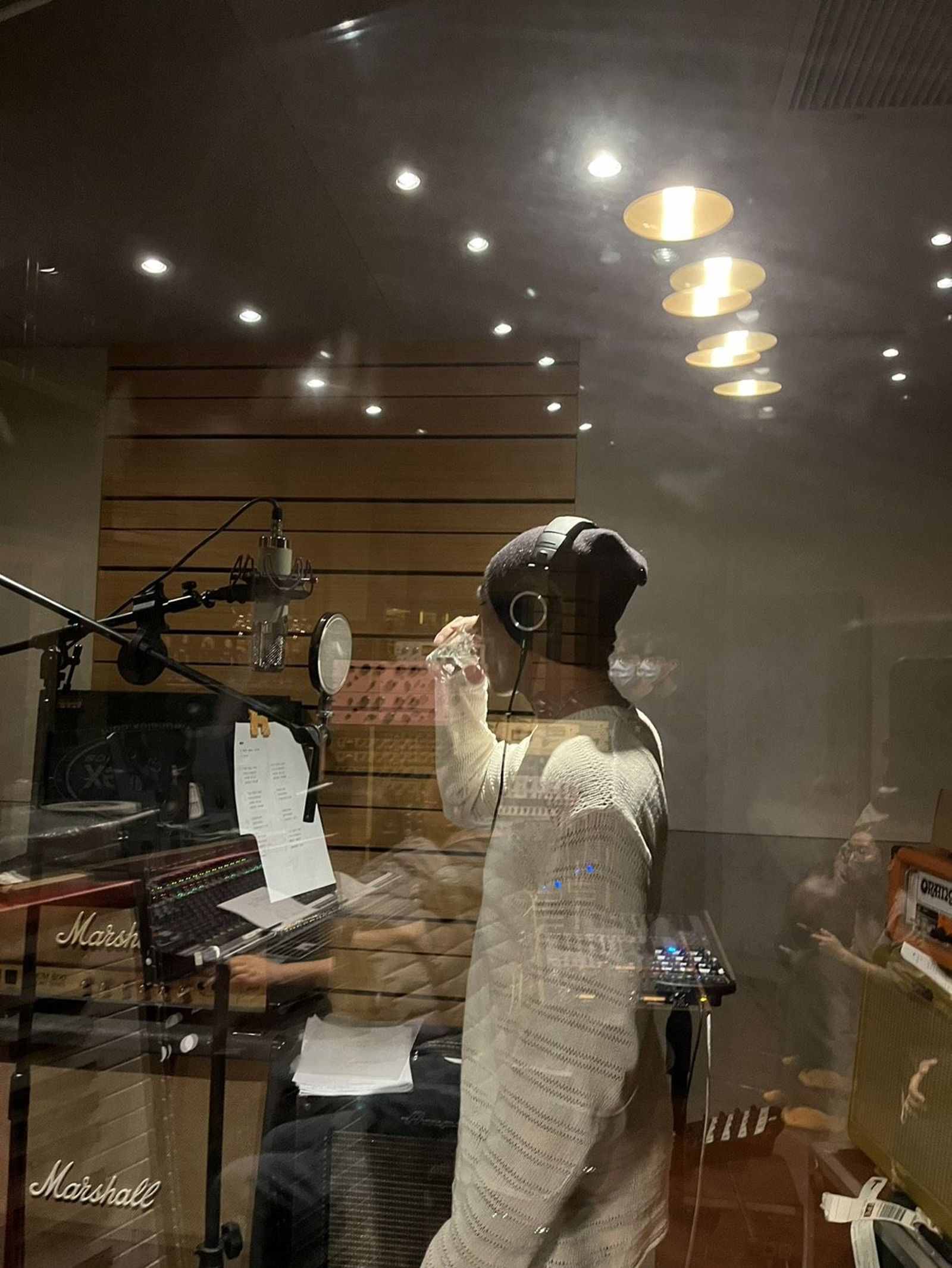 莊凱勛小酌一番，被稱讚唱起來更有味道。客家電視台提供