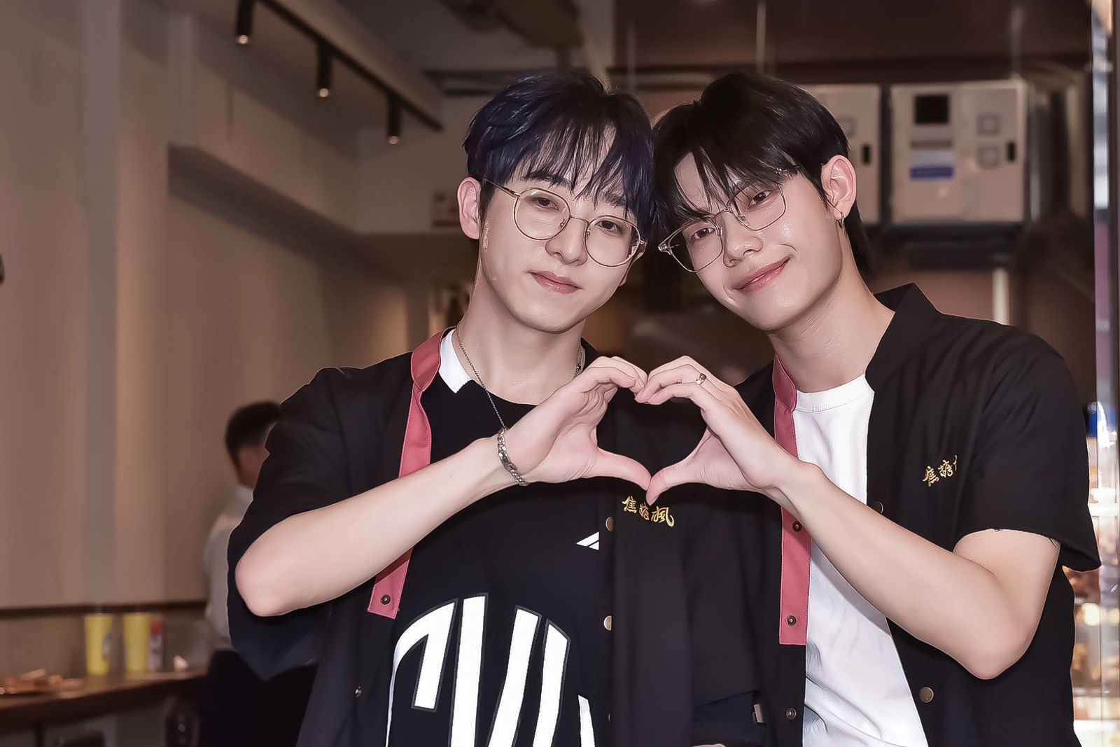 《原子》雙帥自爆吃貨　大秀「下巴消失術」隱藏技能