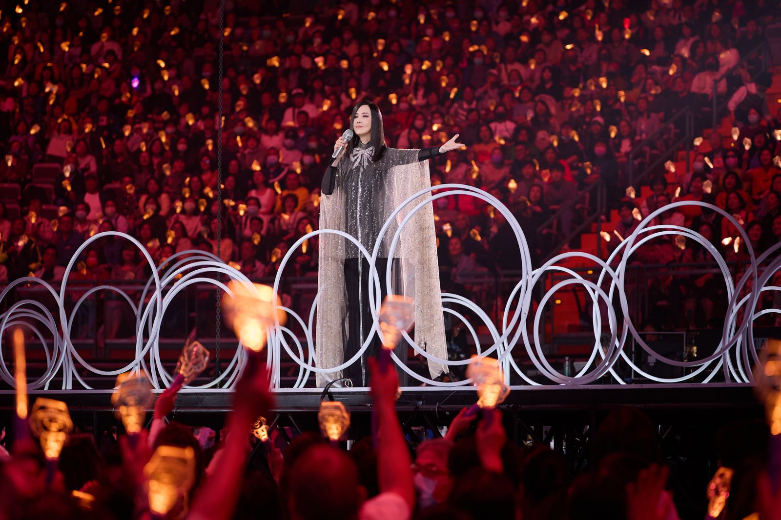 收官場祝台灣風調雨順!江蕙27米長空橋直升3樓寵粉 曝光媽媽當年「以歌傳情」