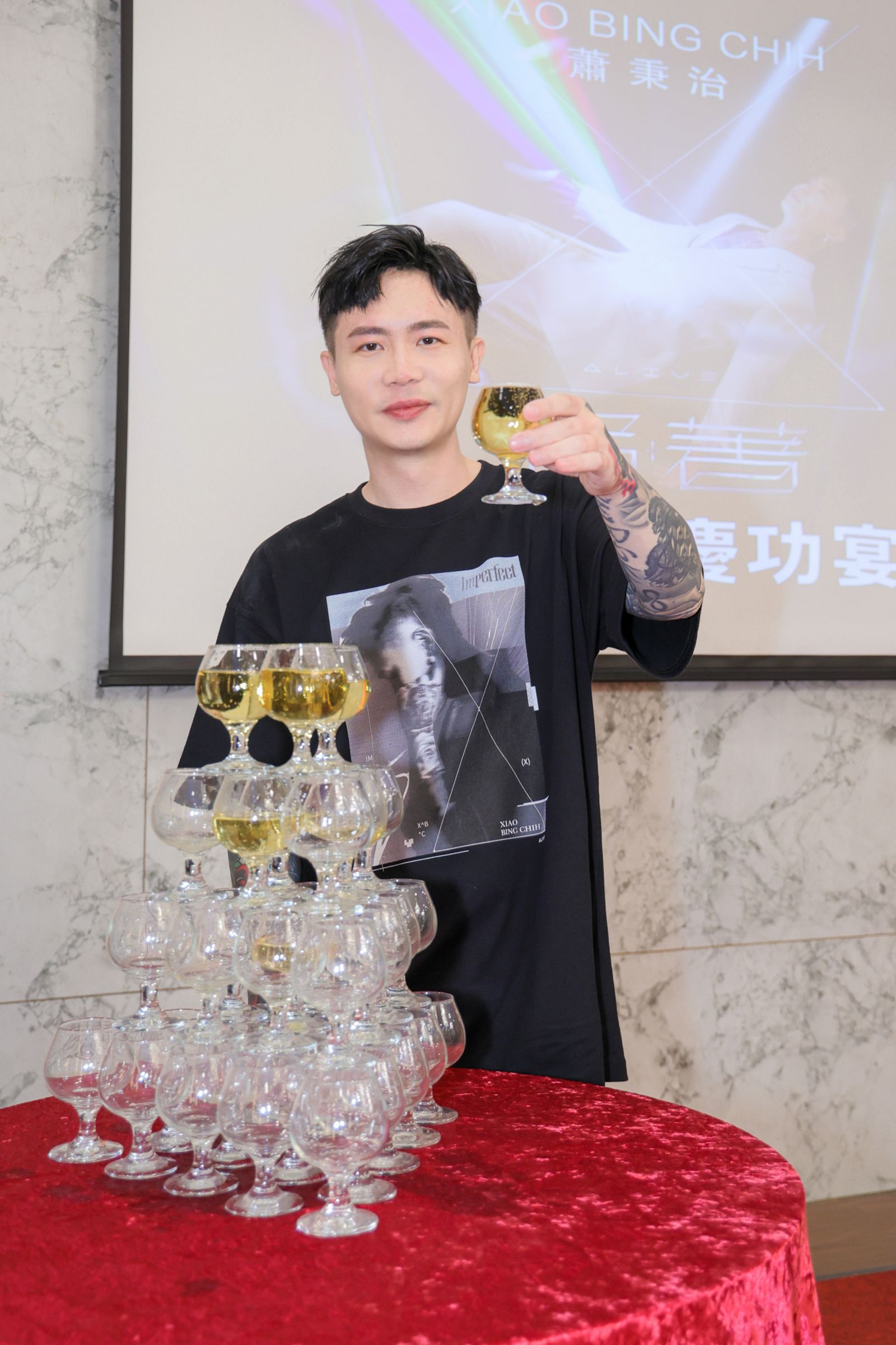 蕭秉治23日高雄巨蛋演唱會圓滿落幕後開心慶功。相信音樂提供