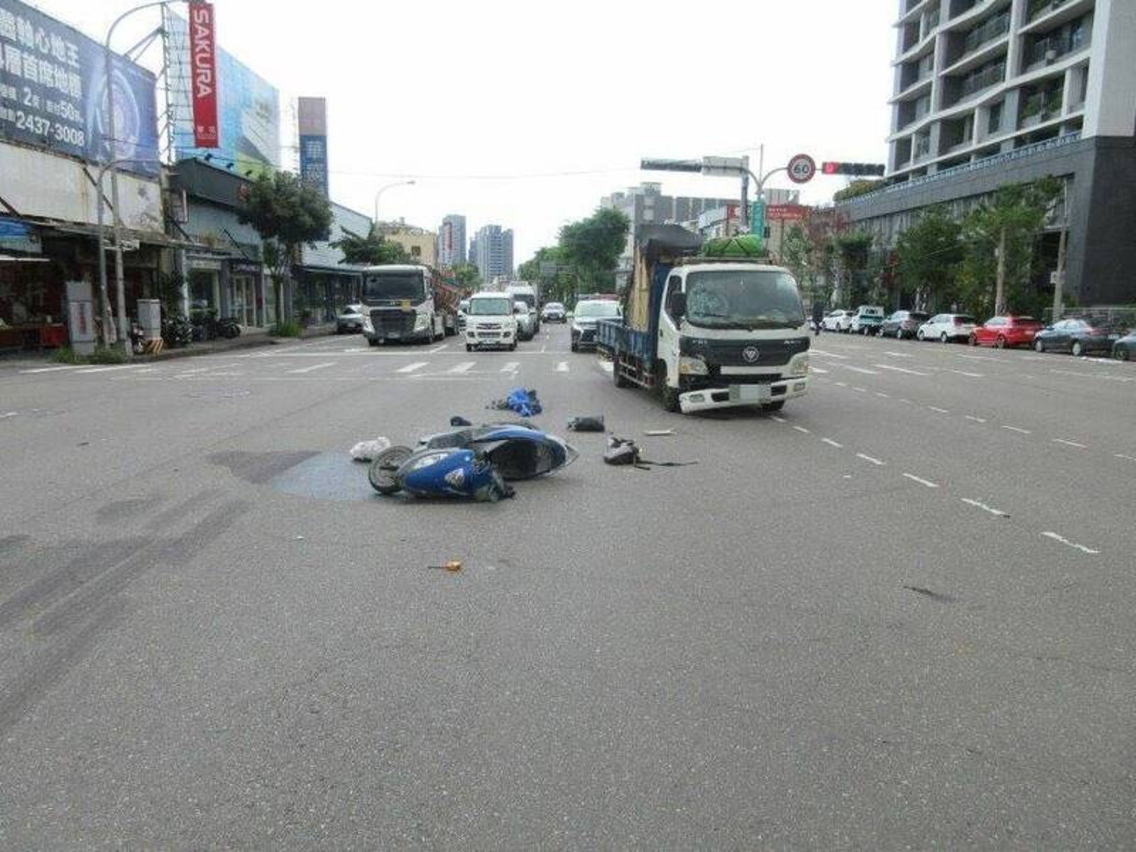 阿伯騎機車「鬼切」橫越班馬路 小貨車反應不及將他撞死