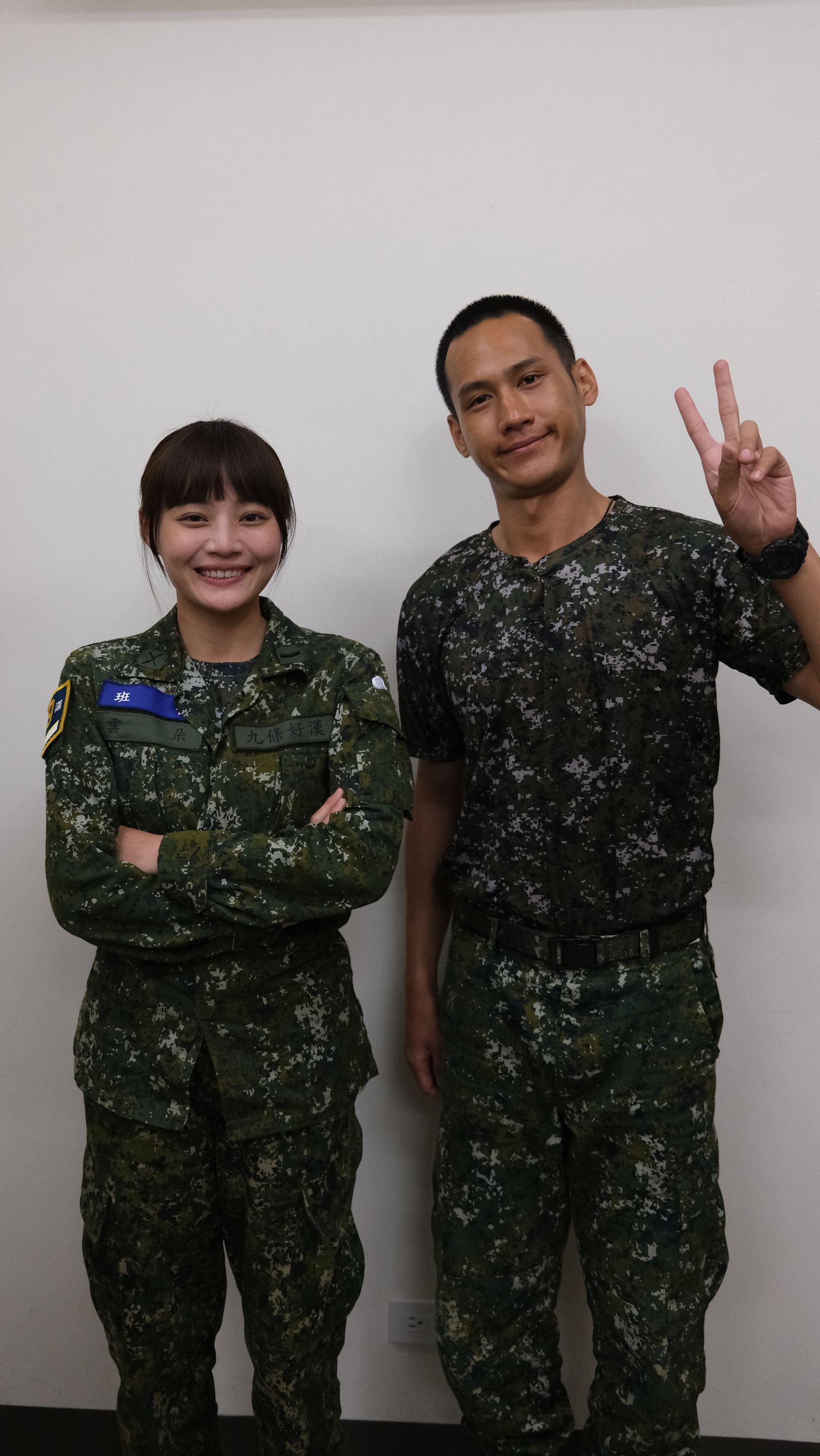 雲朵班長（左）與阿夫跟大家分享軍中必備小物。台視提供
