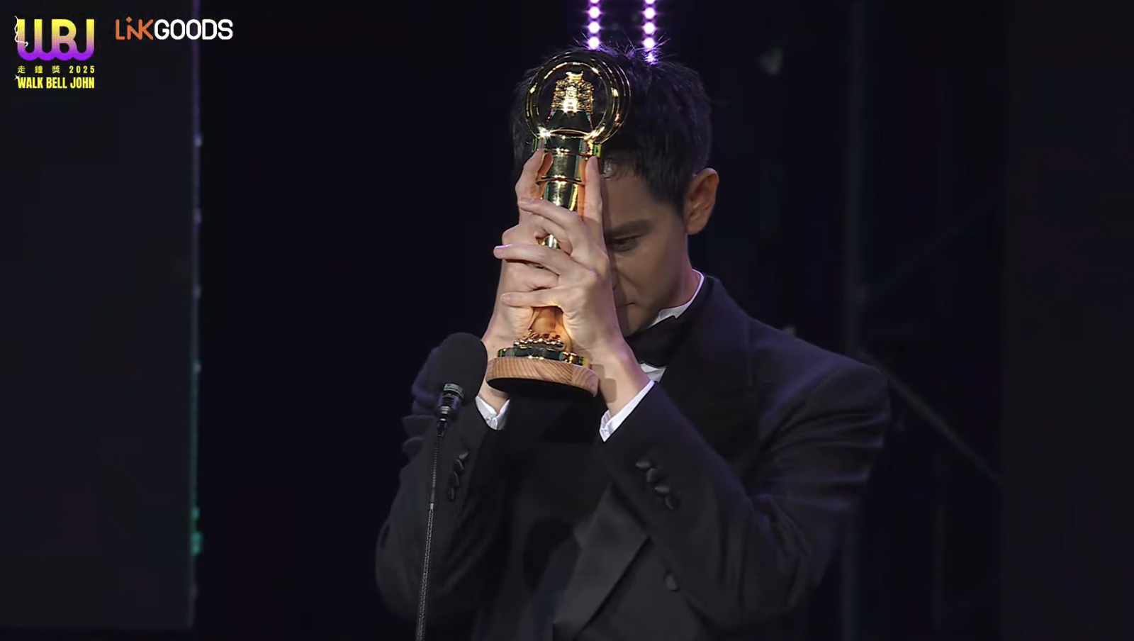 Andy老師得獎後感謝家人、粉絲。翻攝走鐘獎頒獎典禮 Walk Bell John Awards YouTube