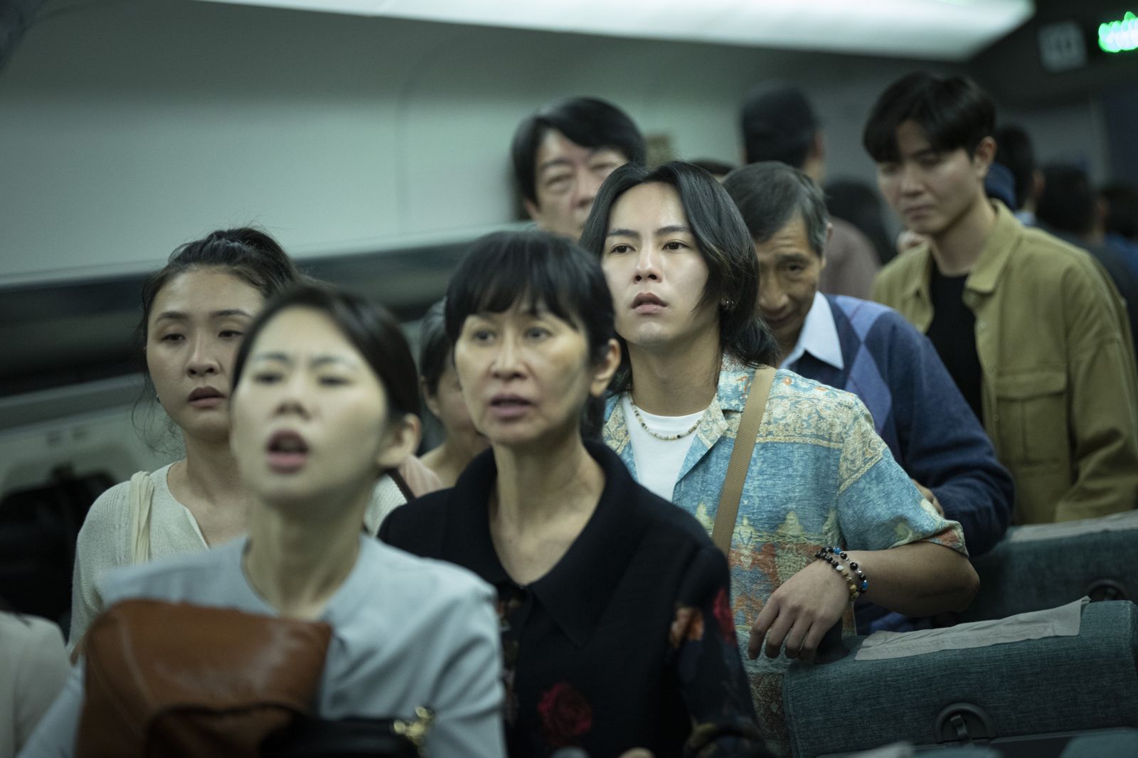 曾入圍金馬獎最佳男主角的巫建和，在《96分鐘》裡飾演跟女友誤上有炸彈高鐵列車的無辜小情侶。華影國際提供