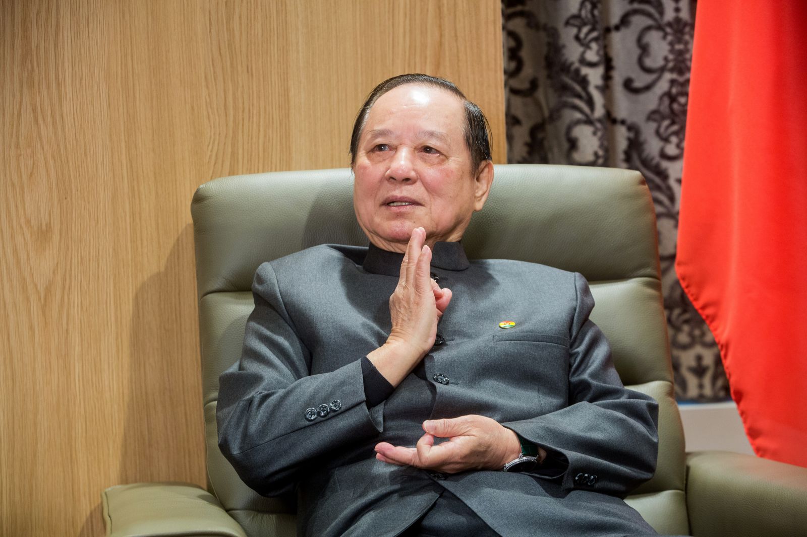 徐欣瑩從退出國民黨、成立民國黨,到整合進入國會政黨聯盟,再到國會政黨聯盟解散後重新回到國民黨,都可以看到妙天及其政治人脈留下的軌跡。圖/鏡週刊