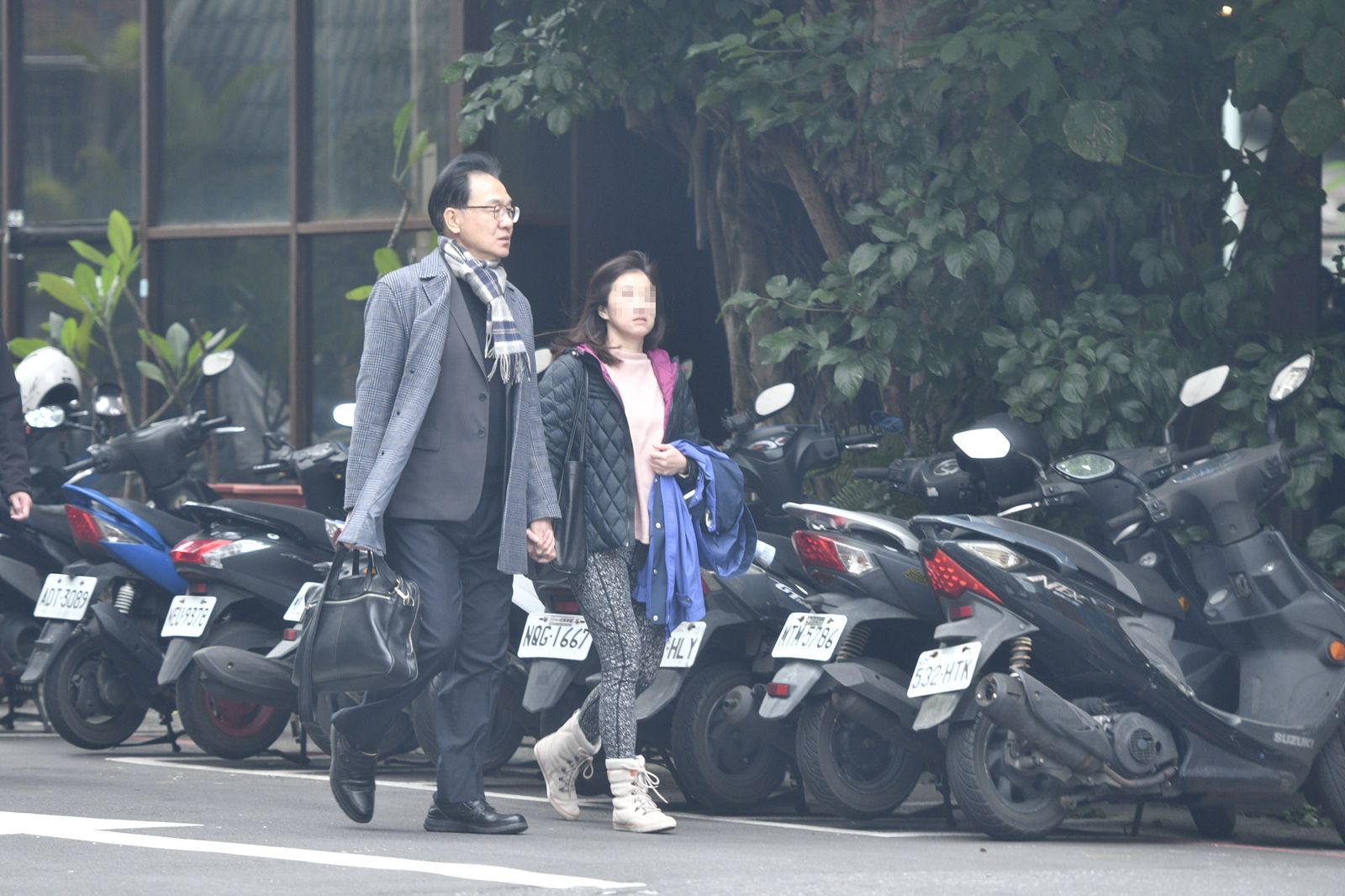 成大陳姓副校長和高女在台北街頭十指緊扣漫步。