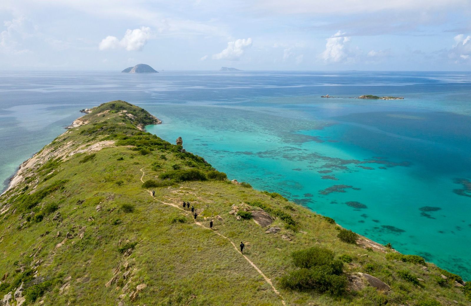 要登上島上最高峰「庫克觀景點」，需先經過全長約4公里的登山步道。圖／翻攝自FB／Coral Expeditions