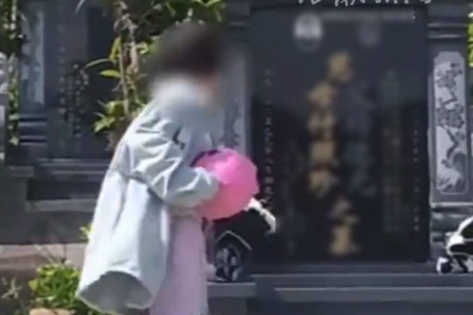 中國貴州一名女童外公外婆接連離世,窩在墓碑旁睡覺畫面惹哭網友。圖/翻攝自微博@西安晚報