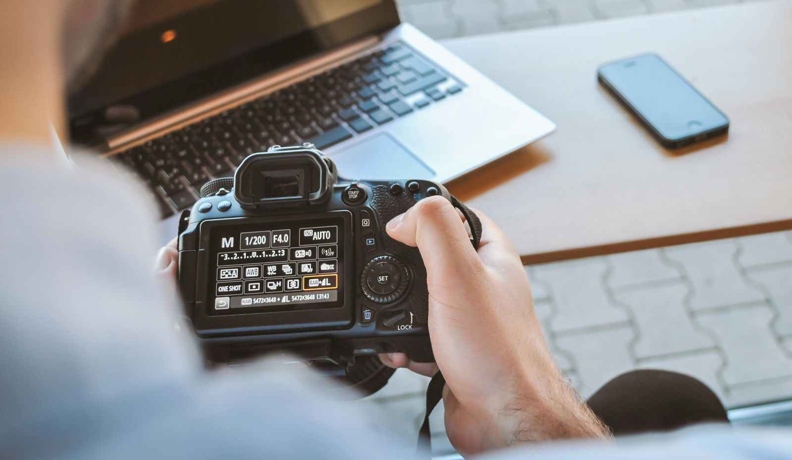 誘導女同學拍裸照還傳班上　18歲男認罪求輕判被罰2.6萬