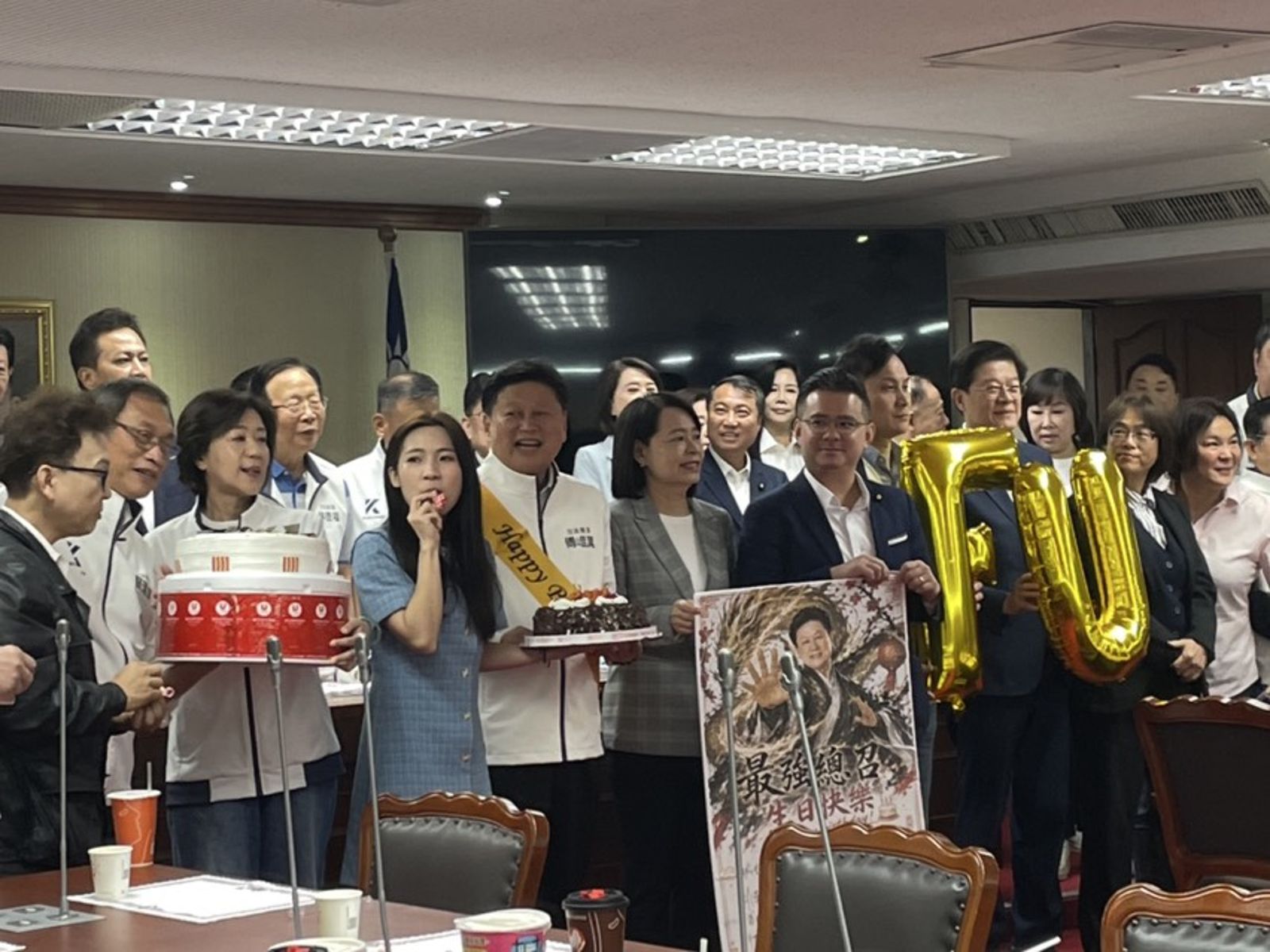 國民黨立委今天全員到齊，並在黨團大會上替傅崐萁慶生唱生日快樂歌。（圖／陳凱貞攝）