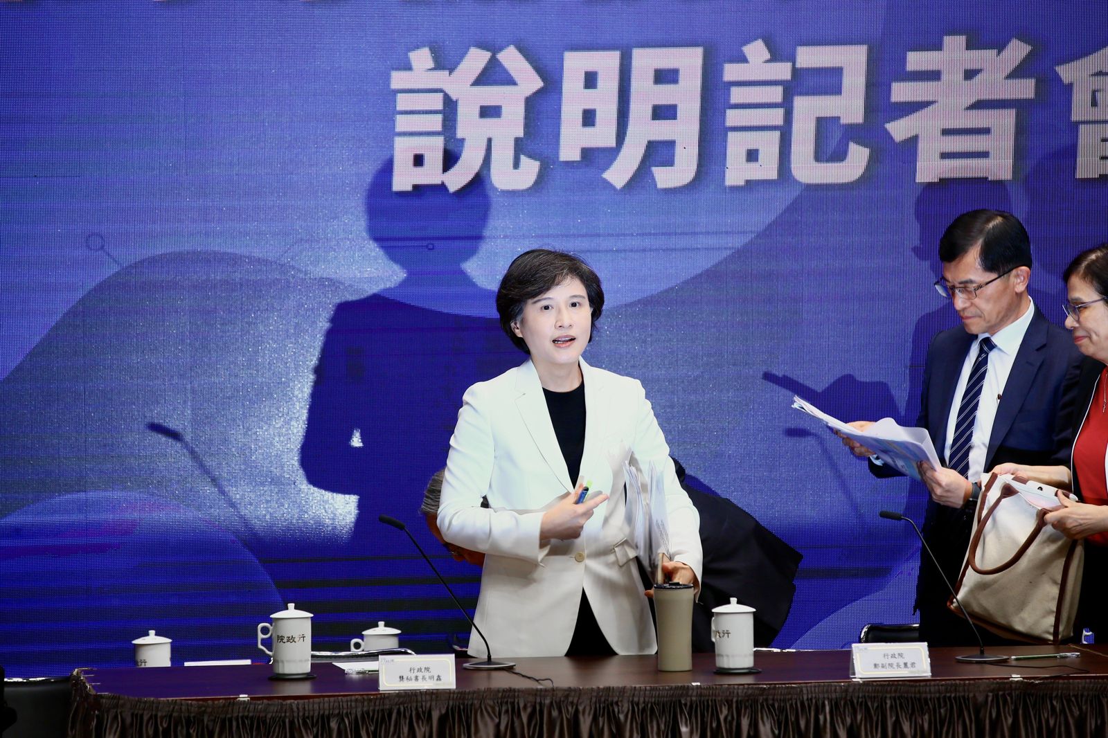 鄭麗君稱「努力爭取不疊加稅率」　藍委批繞過核心問題：人民要的不是空口白話