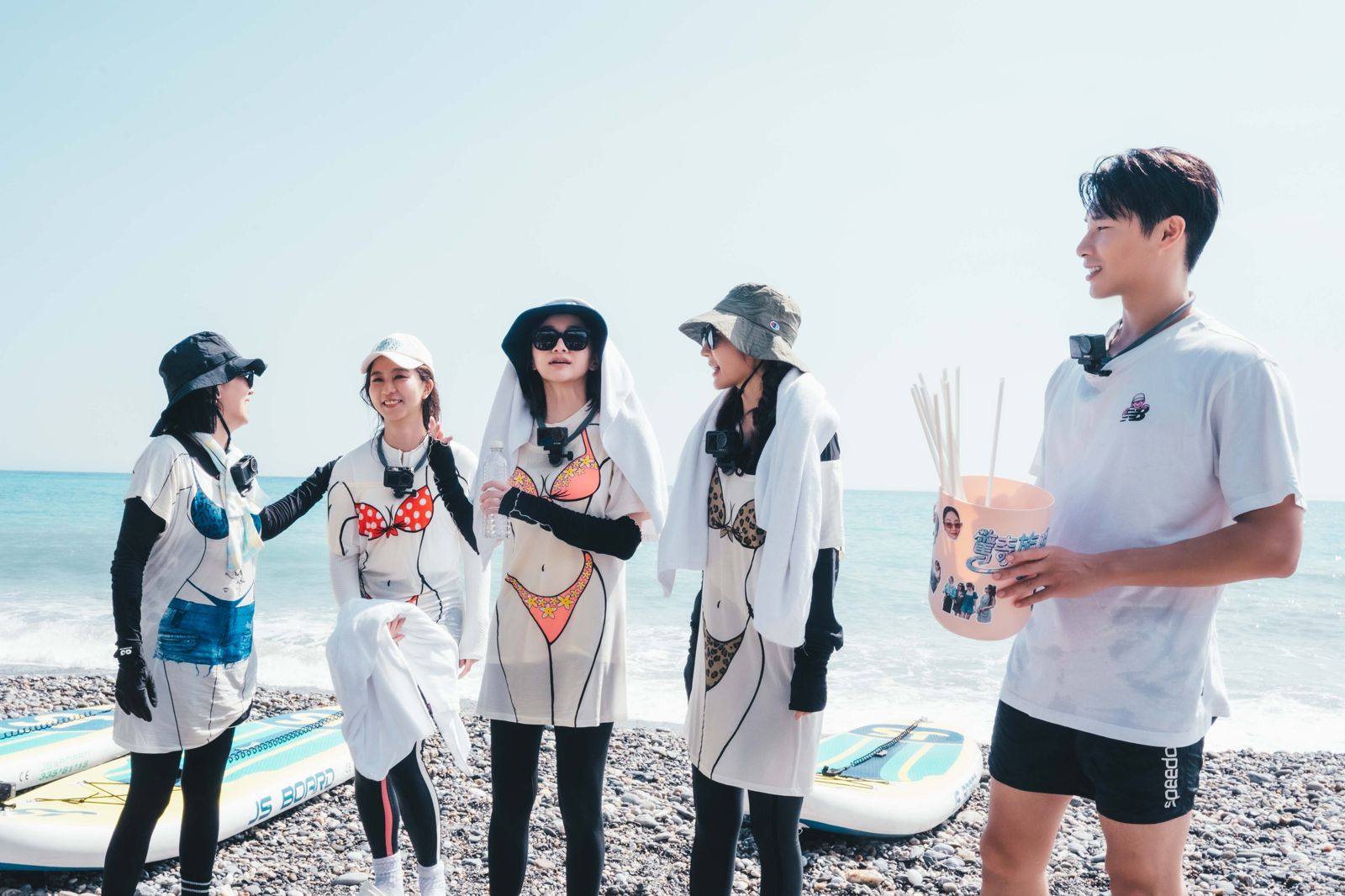 苗可麗(左起)、周曉涵、花花、曾莞婷、宋偉恩,四人換裝比基尼上衣,逗趣挑戰SUP。東森提供