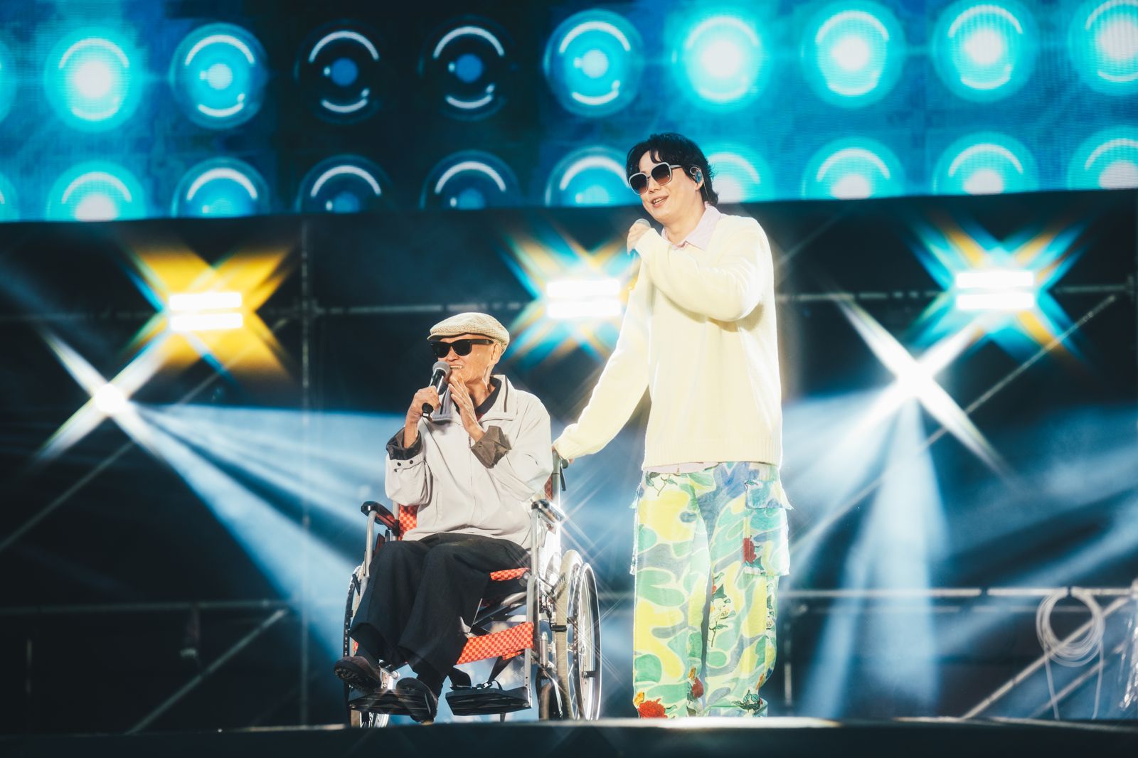 20251116蕭煌奇邀李炳輝同場暖心演出。KKLIVE、混血兒娛樂提供