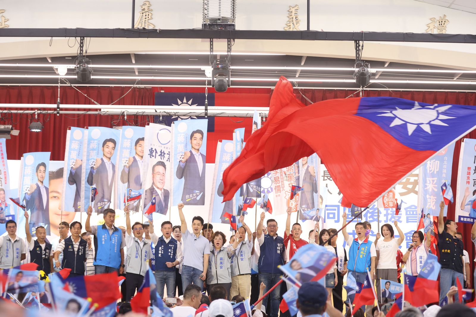 負面競選如此難以抗拒是因為憤怒、恐懼、羞辱往往比複雜的政策說明更容易傳播。攝影劉耀勻