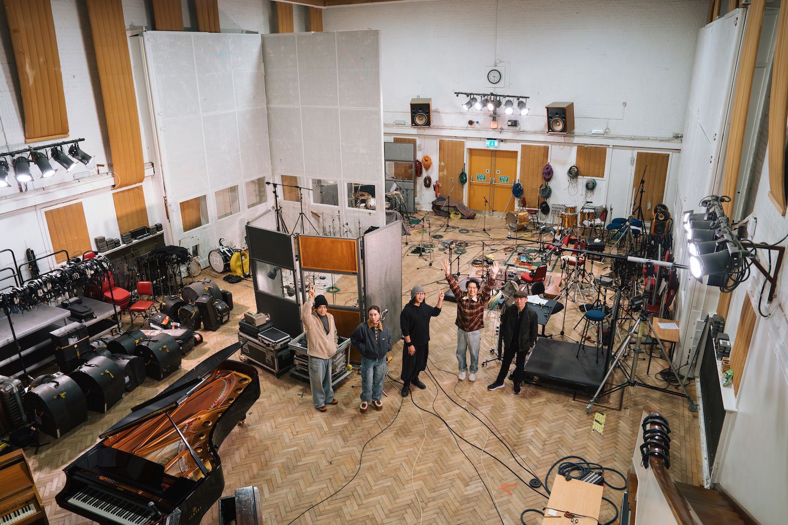 五月天石頭、瑪莎與告五人一起錄製〈快樂的事記不起〉。相信音樂提供