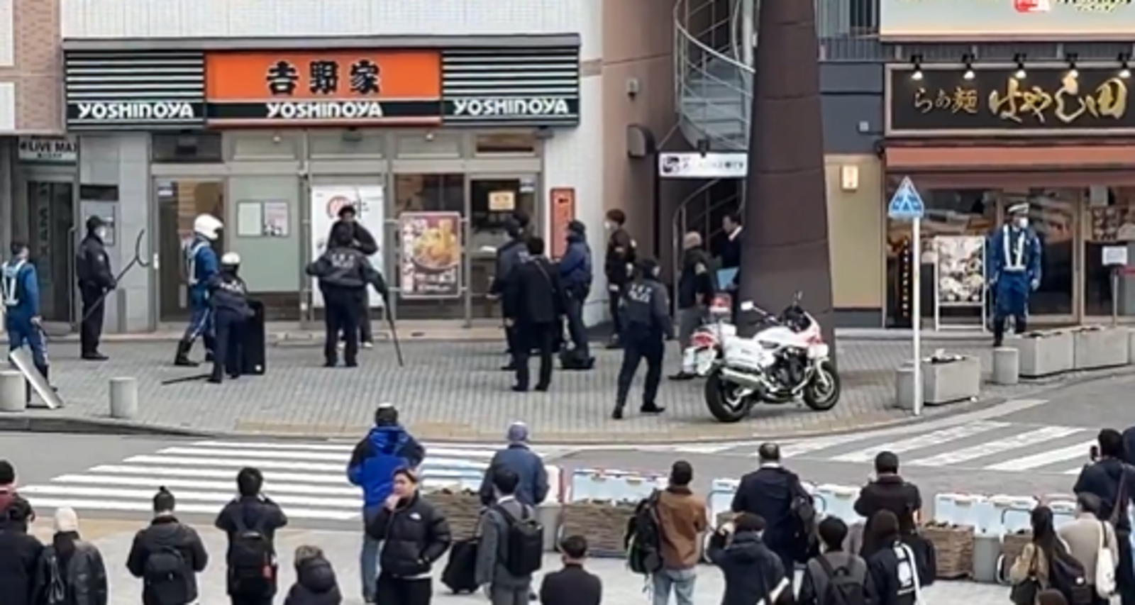 41J肉聲／東京街頭有人持刀亂晃！警力包圍+大聲警報　日警作法引台網友讚嘆