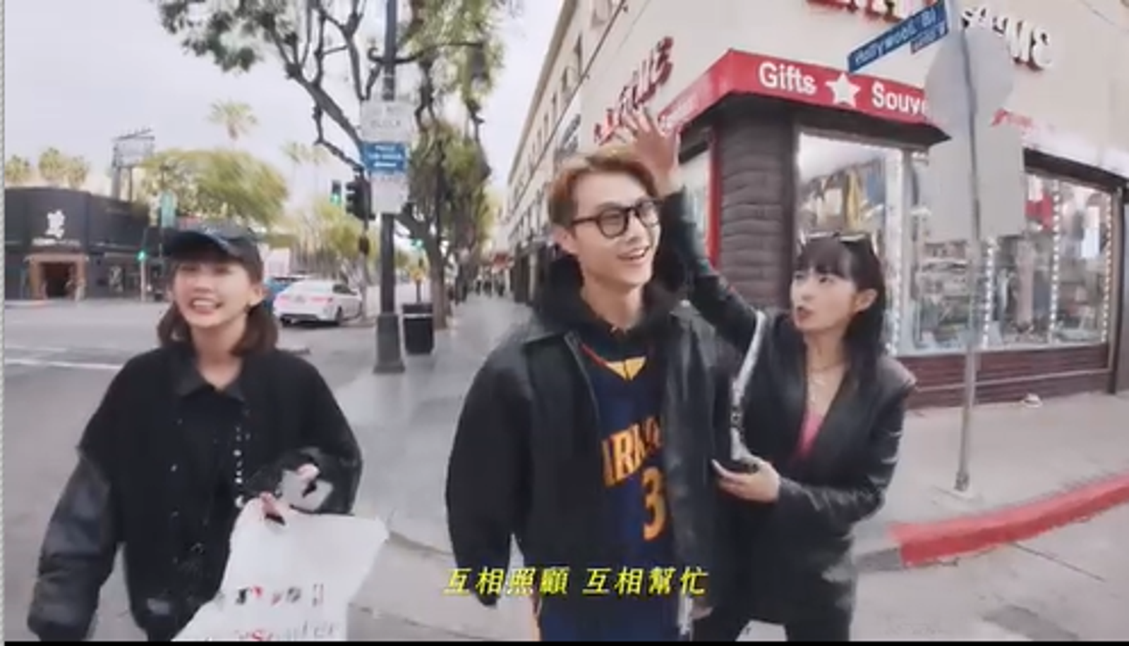 粿粿(左)乾脆穿著王子(中)的外套。翻攝王子YT頻道