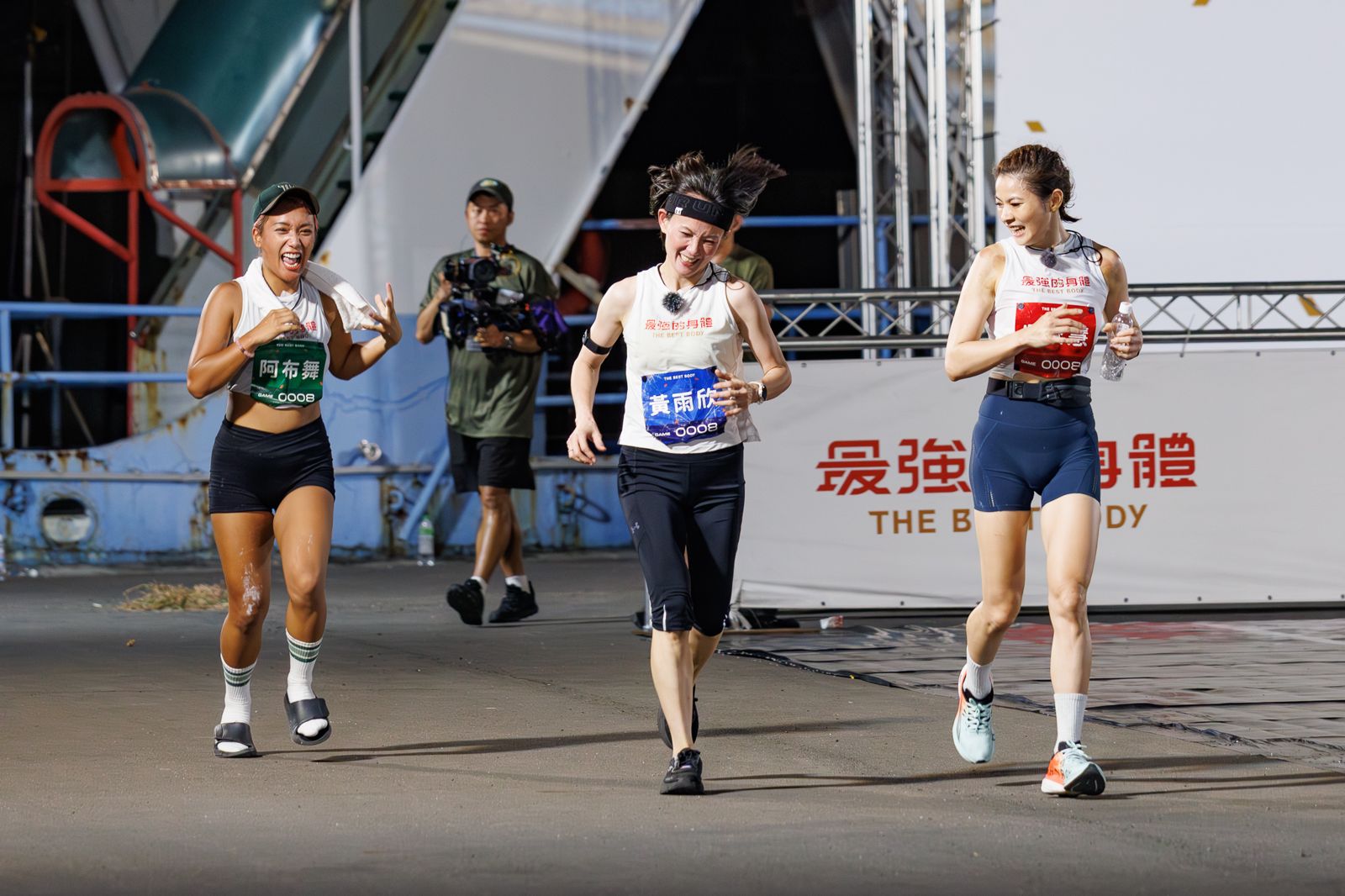 現為八點檔演員的黃雨欣(中)登場。好看娛樂提供
