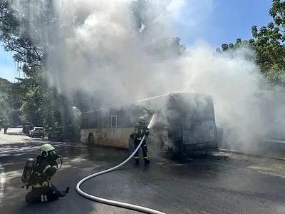 快訊/士林大崙尾山公車靠站突起火 車尾竄火警消急射水搶救