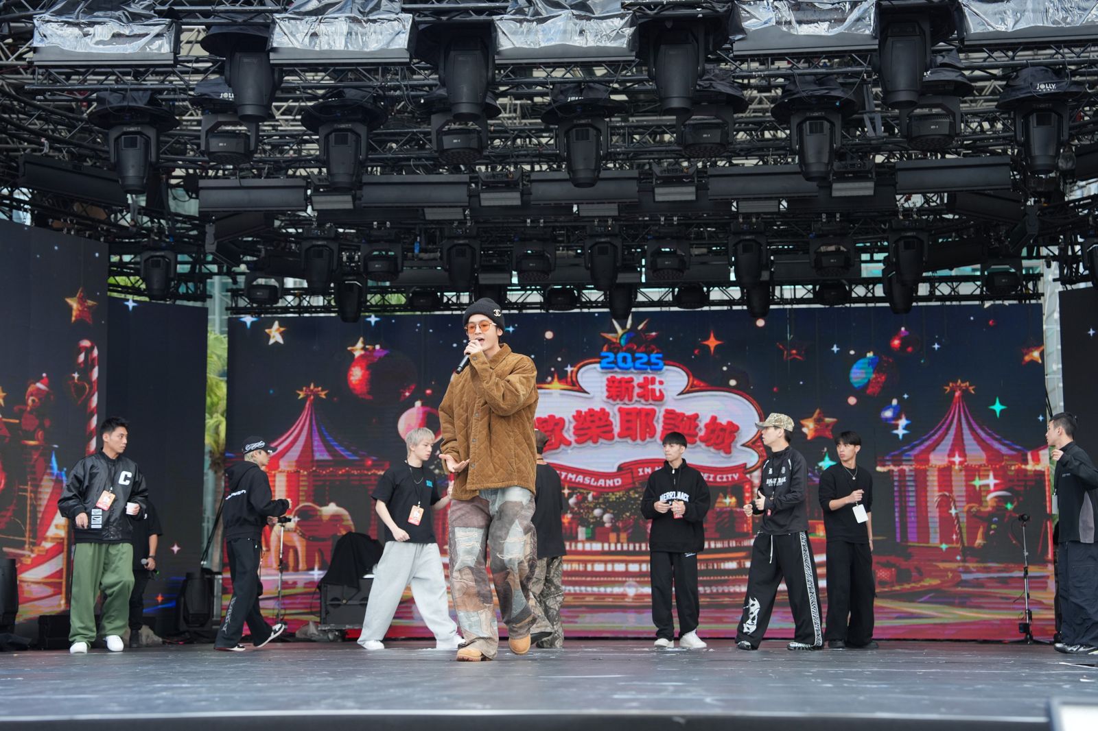 新北耶誕城演唱會本週登場！吳思賢、熊仔接力排練　首日彩排畫面曝光