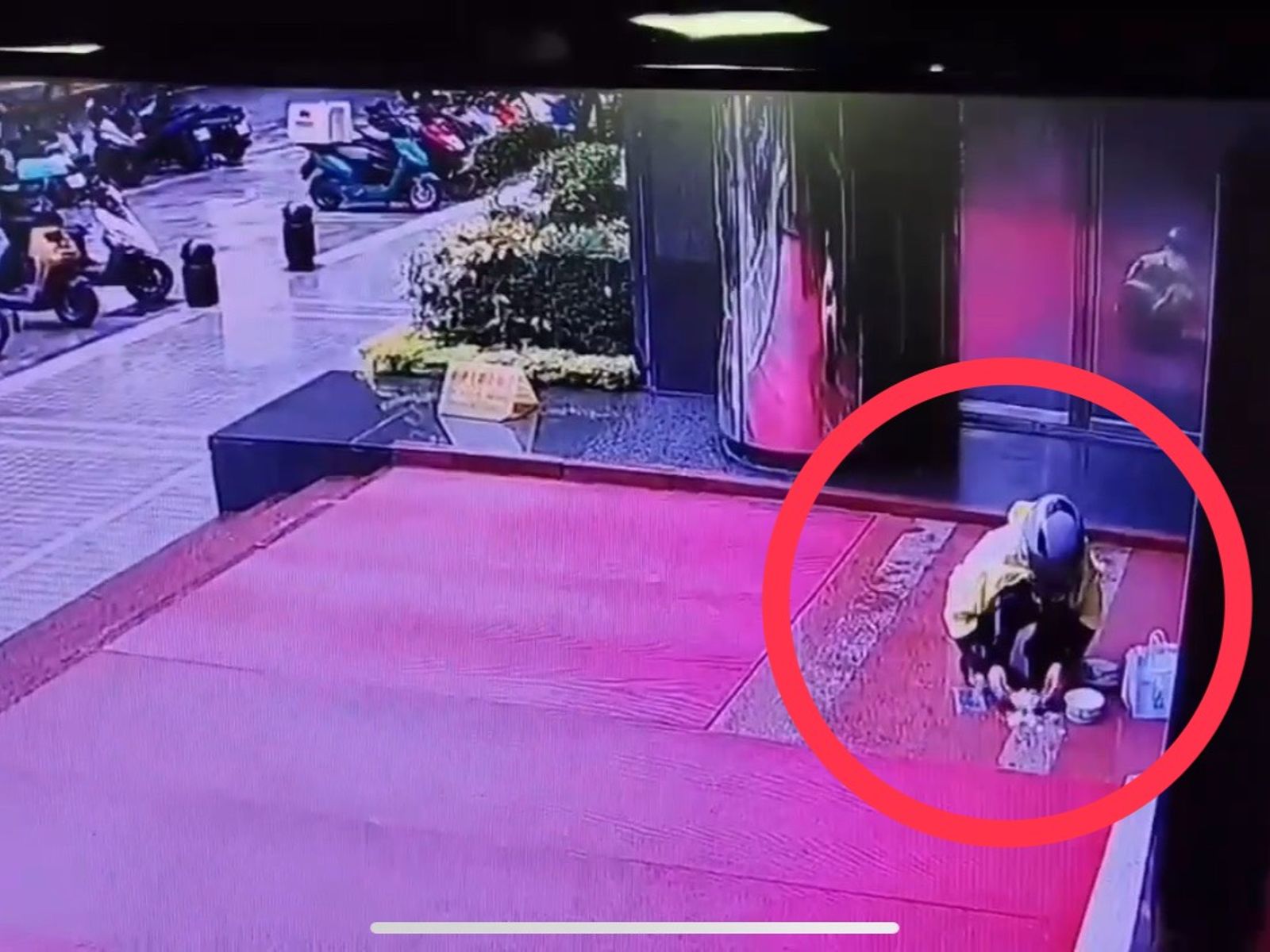 Uber Eats外送員餐掉汙水中又撿回送餐　女工程師吃完才知真相狂吐報警