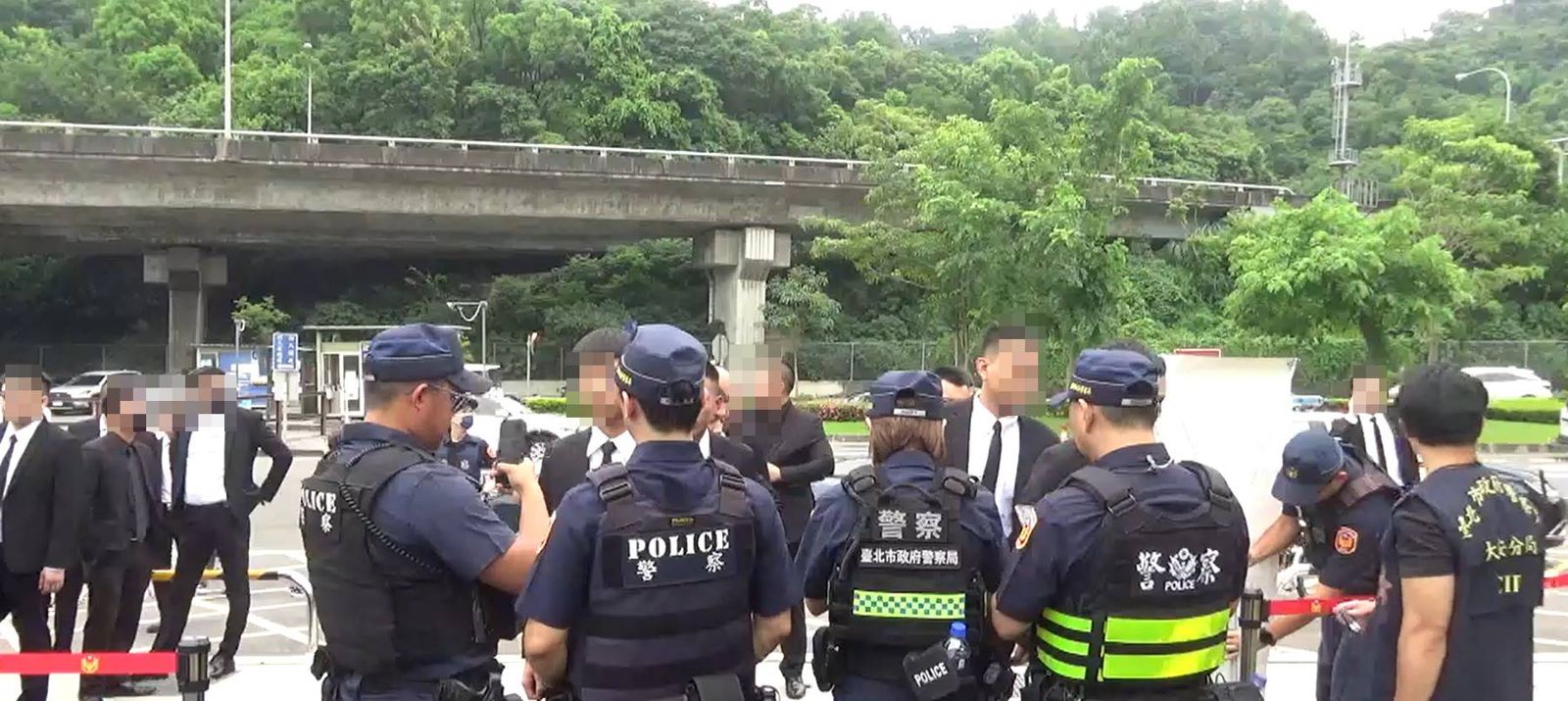 竹聯幫公祭800人悼念...逾百警力嚴陣以待　盤查帶回1未成年
