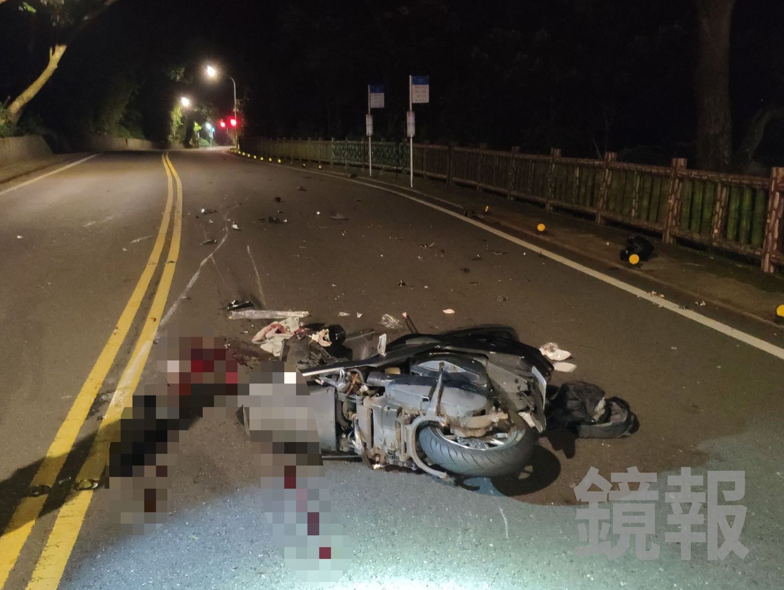 22歲沈姓騎士機車被撞毀,送醫不治。