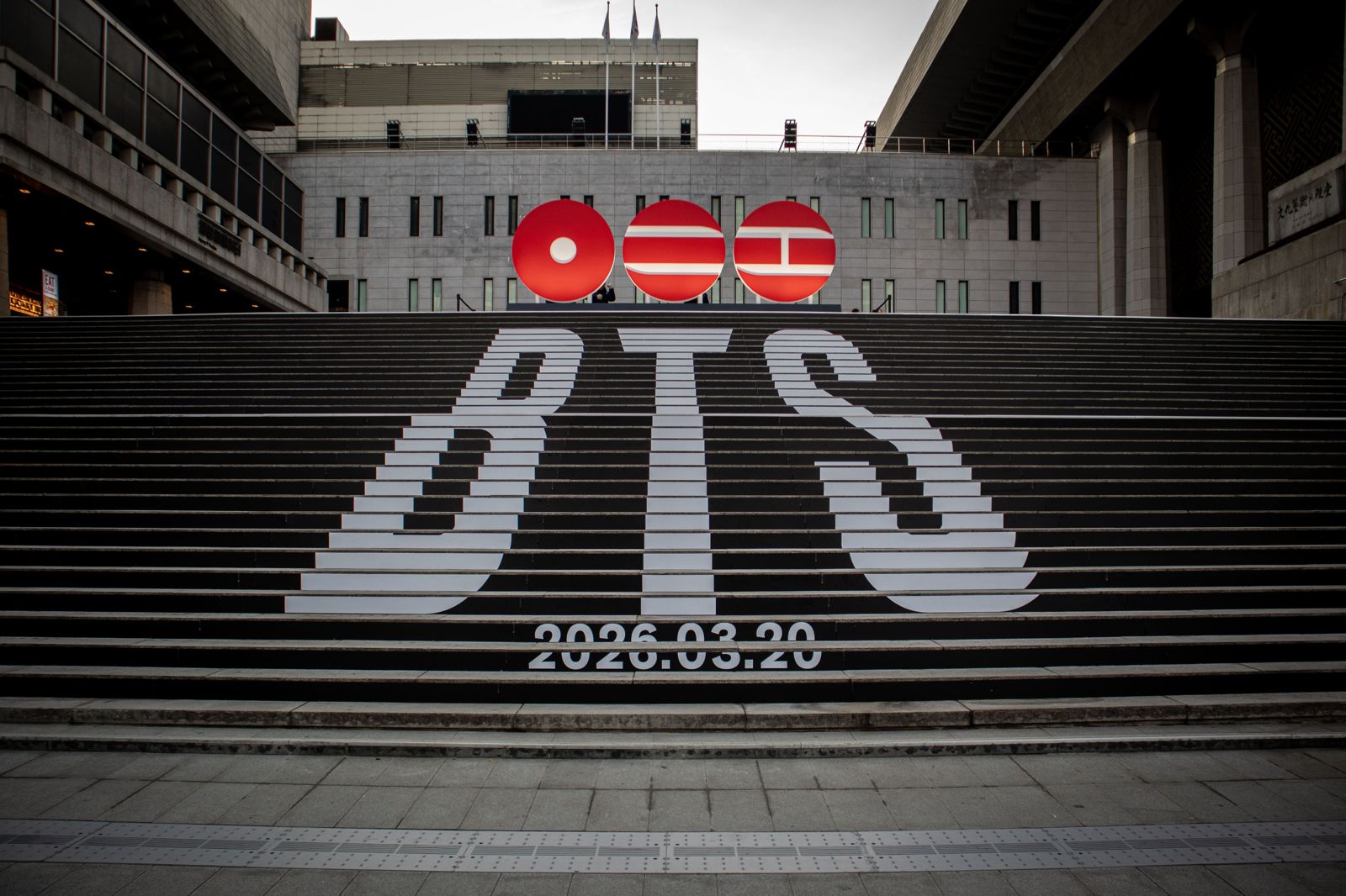 首爾世宗文化會館戶外階梯，已設置BTS將在3月20日回歸歌壇的裝置廣告。翻攝X@SEJONG_CENTER