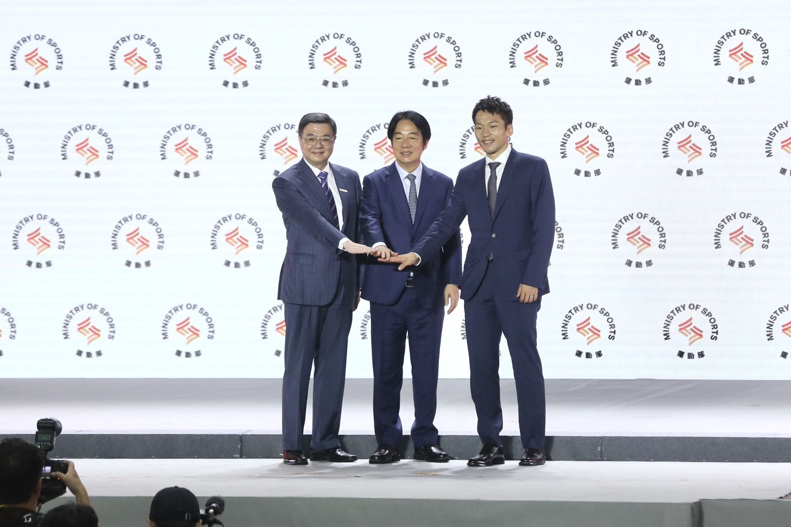 9月9日國民體育日，運動部揭牌暨部長布達典禮，賴清德總統、卓榮泰院長與李洋部長在台上合影。攝影董孟航