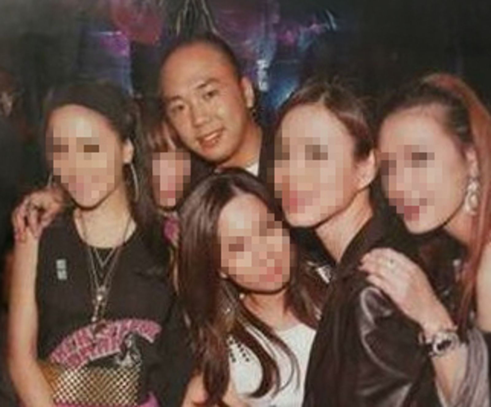 李宗瑞在夜店左擁右抱，很吃得開。翻攝畫面。