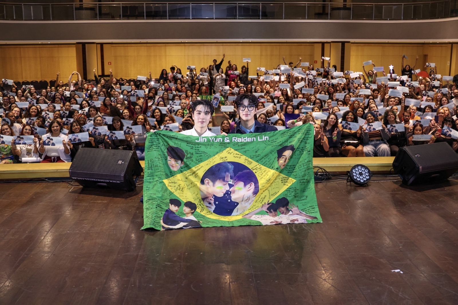 金雲（右）與林宇（左）對巴西當地粉絲的熱情印象深刻。大鴻藝術BIG ART提供