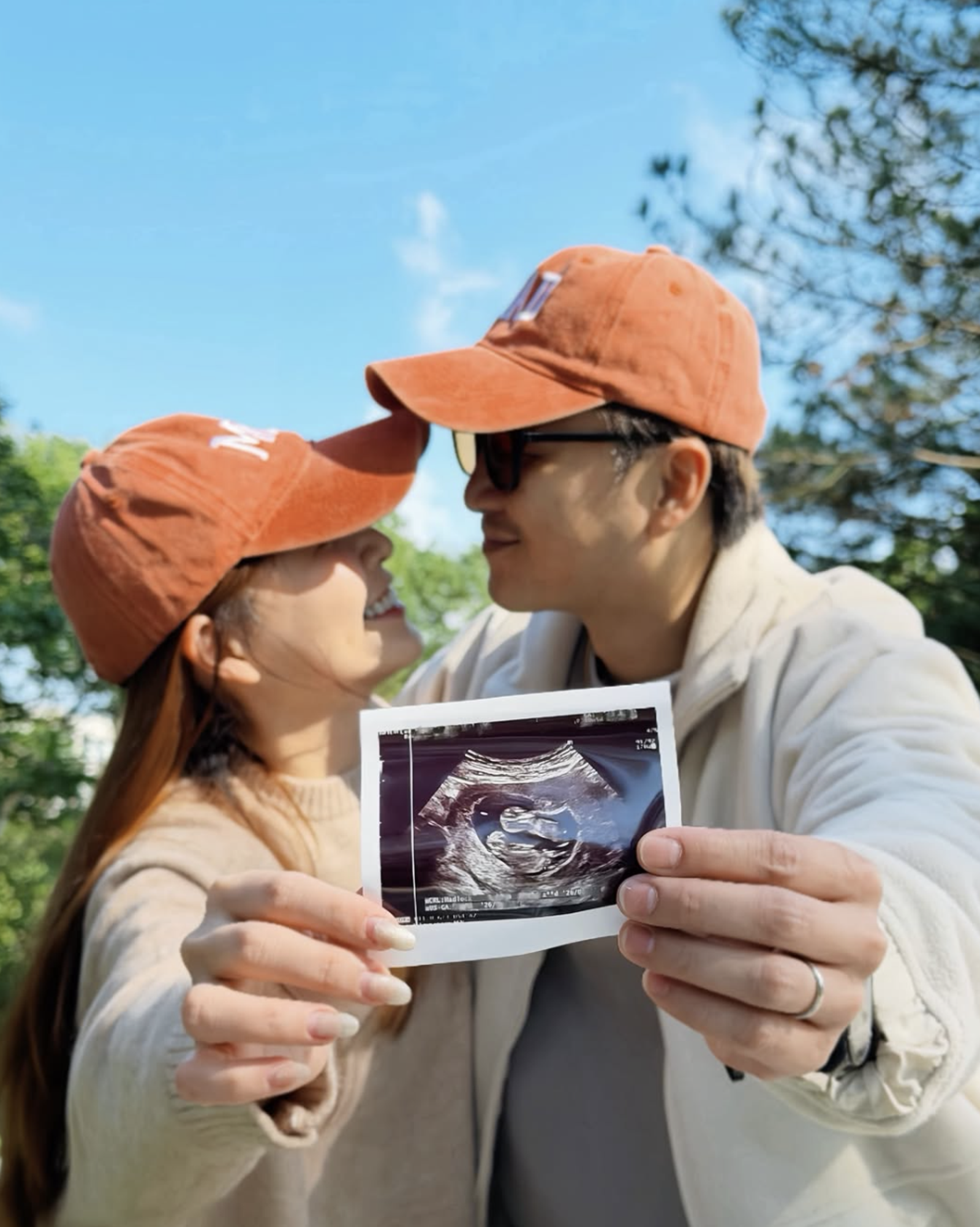 張書偉(右)與謝京穎夫妻宣布懷孕喜訊。翻攝IG @orange_hsieh