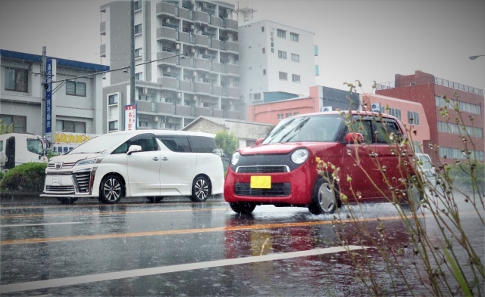 被汽車濺一身濕!高中生連發「古詩、英文詩」洩憤 車主反駁譬喻法提告