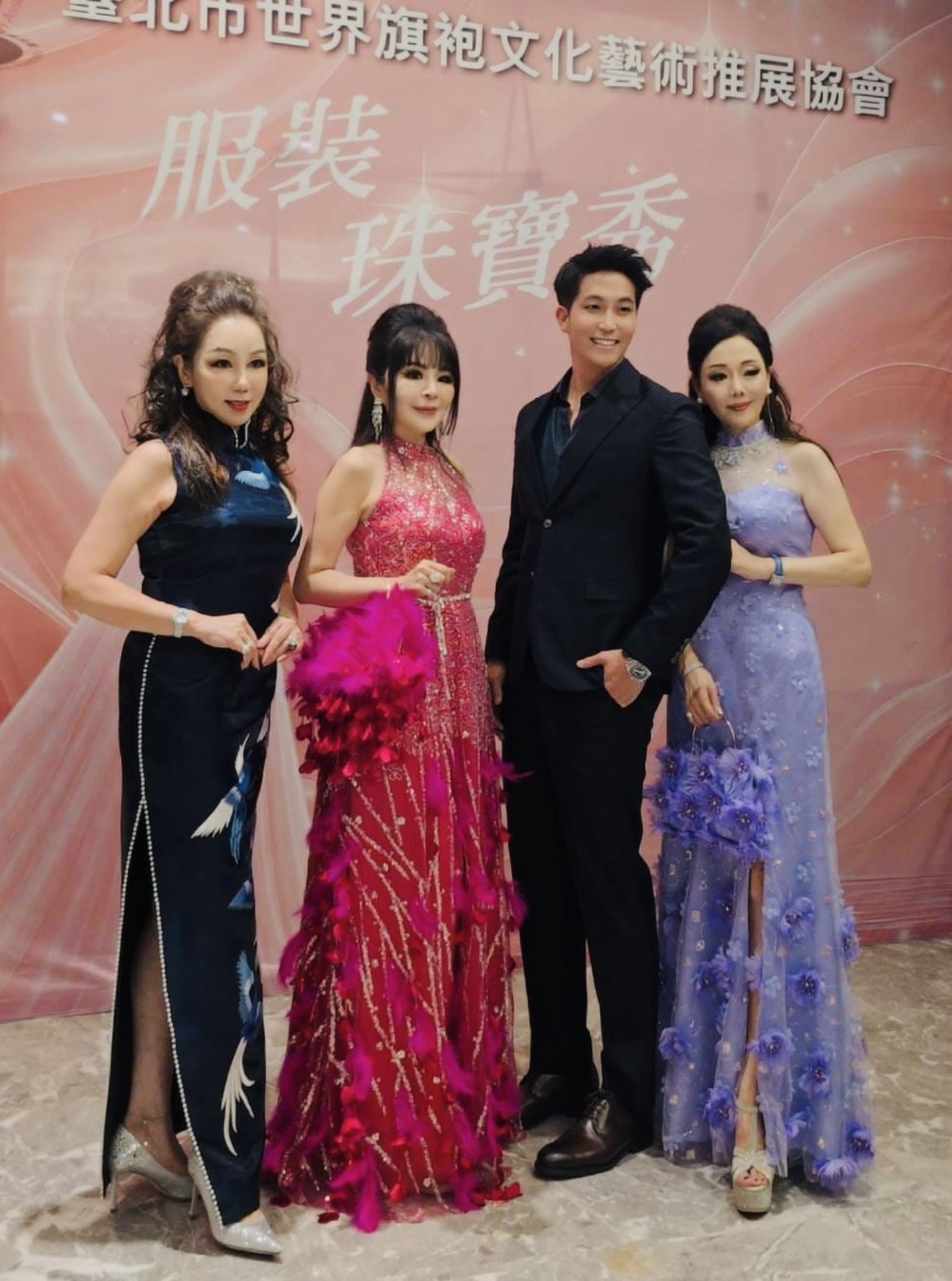 吳翔震在晚宴上演唱〈好人〉。台北市世界旗袍文化藝術推展協會提供