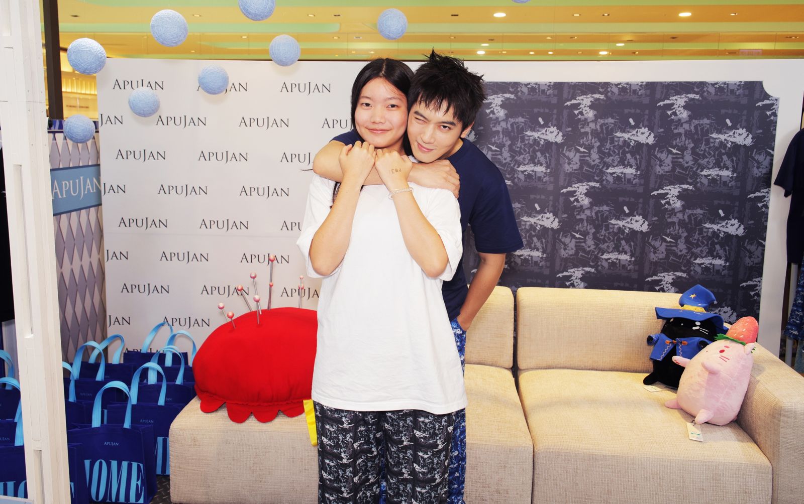 小樂居家模樣曝光!現身鬧區甜蜜捧臉、背後摟抱女生共度情人節