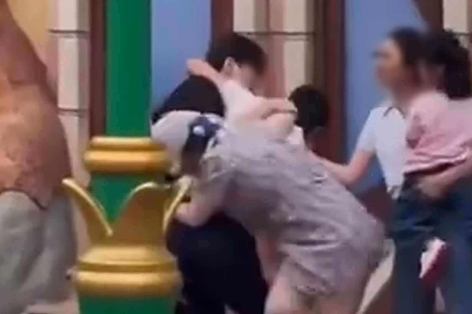 上海迪士尼樂園內民眾打成一團。圖／翻攝自X@jacobmeng