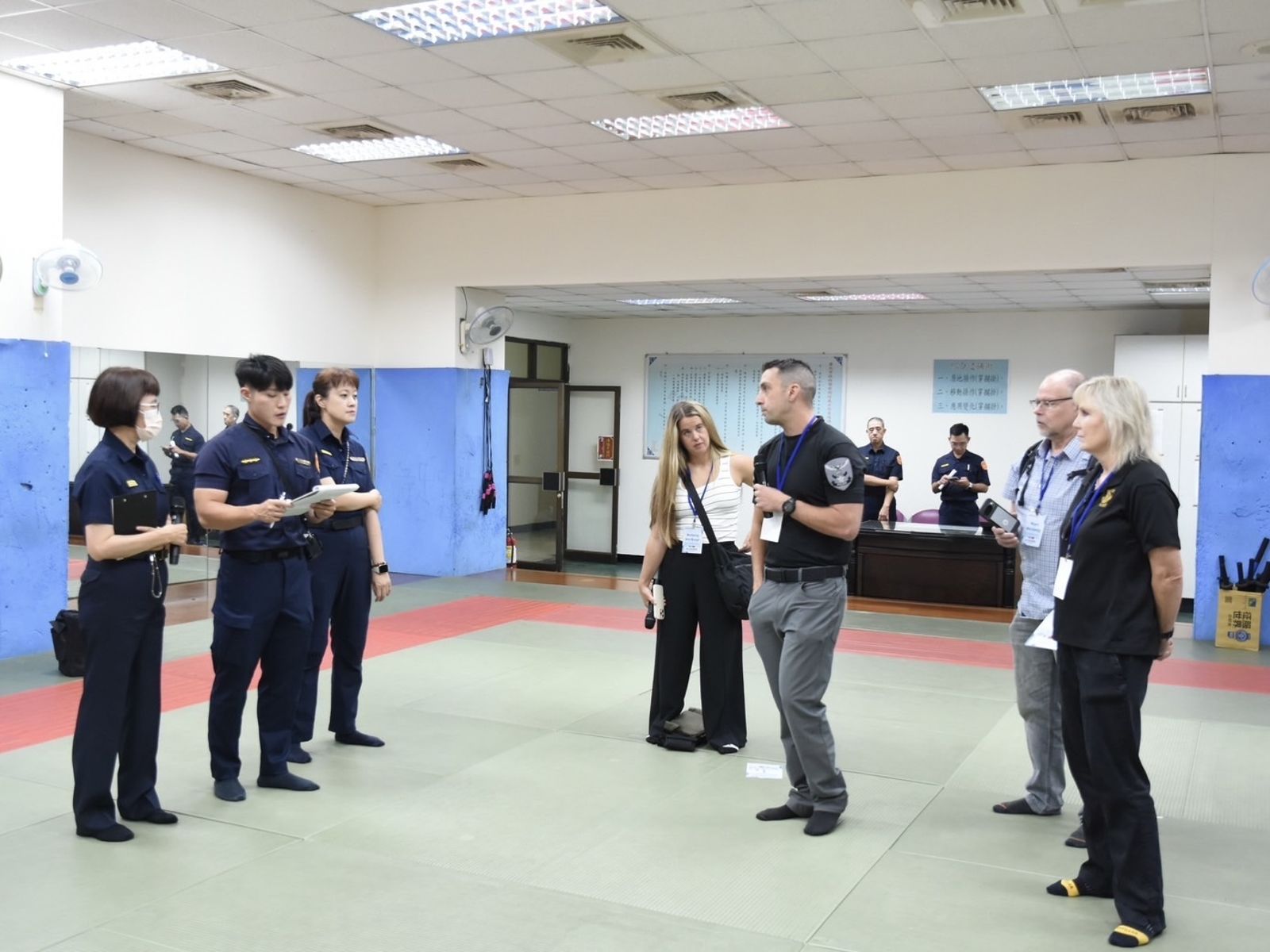 台美警察差很大?西雅圖警來台交流 網見「這幕」笑:美警早就開槍了