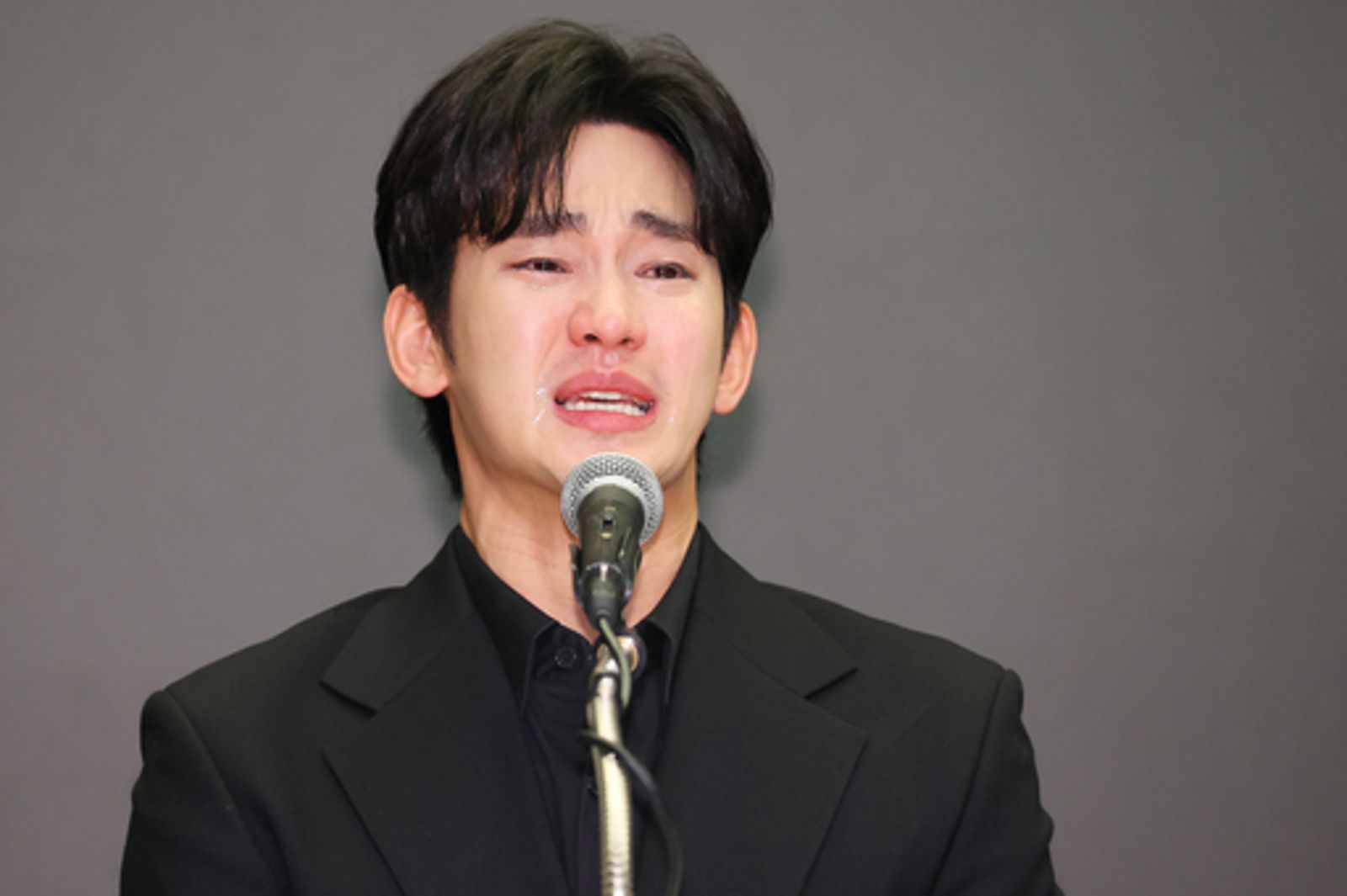 金秀賢3月底在首爾召開記者會,當時聲淚俱下。翻攝NAVER