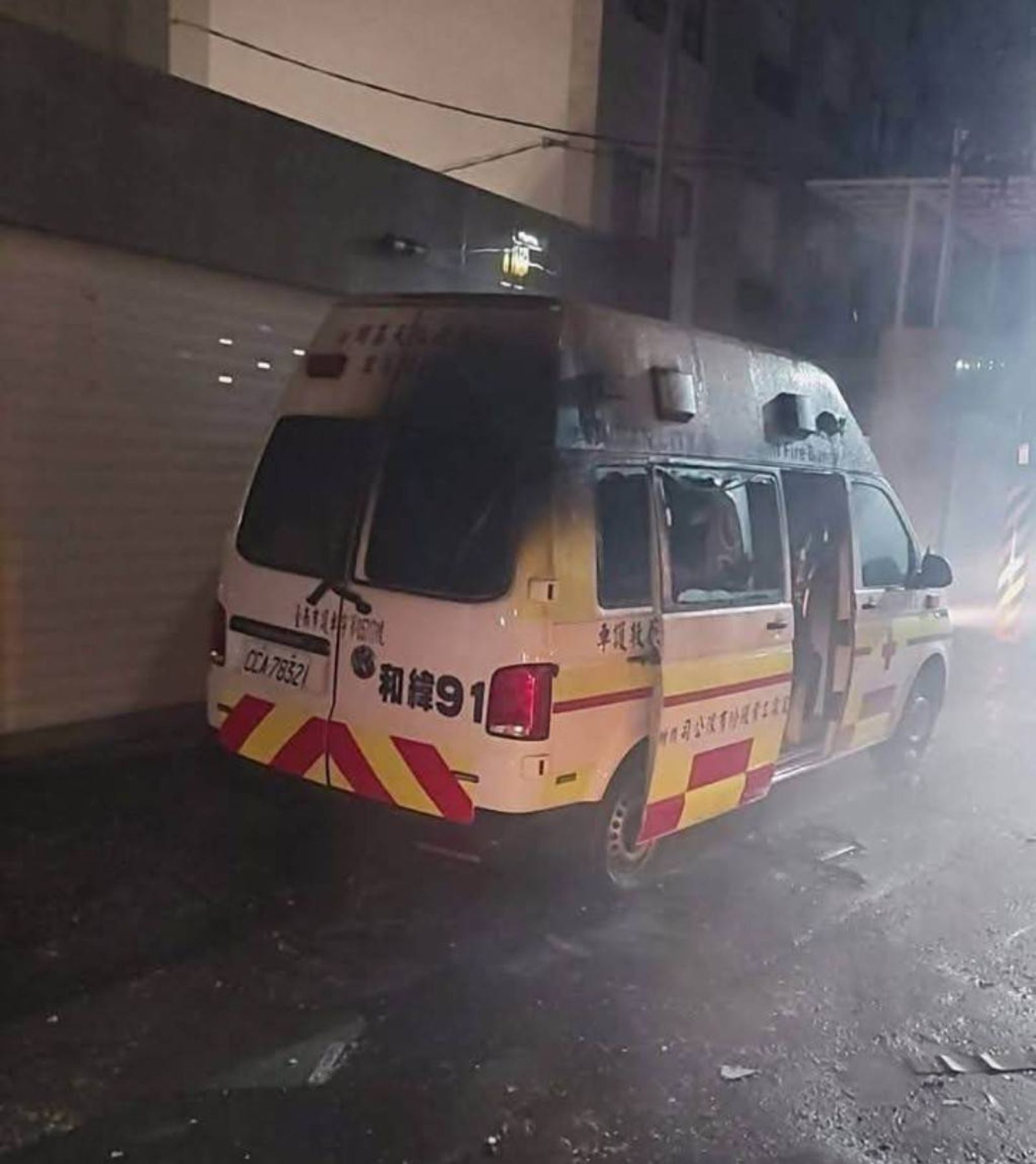 台南大爆炸震撼!連救災救護車輛都被燒毀。讀者提供