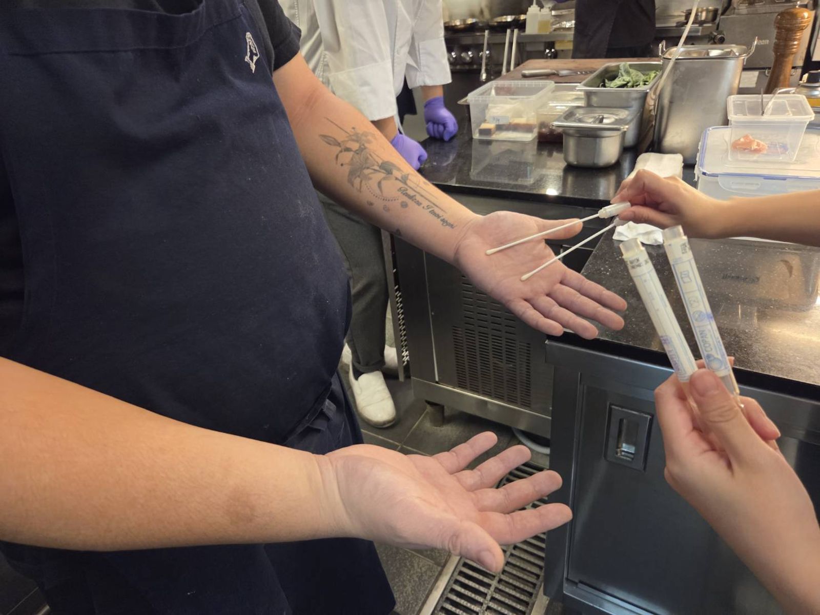 衛生局採集手部檢體。衛生局提供