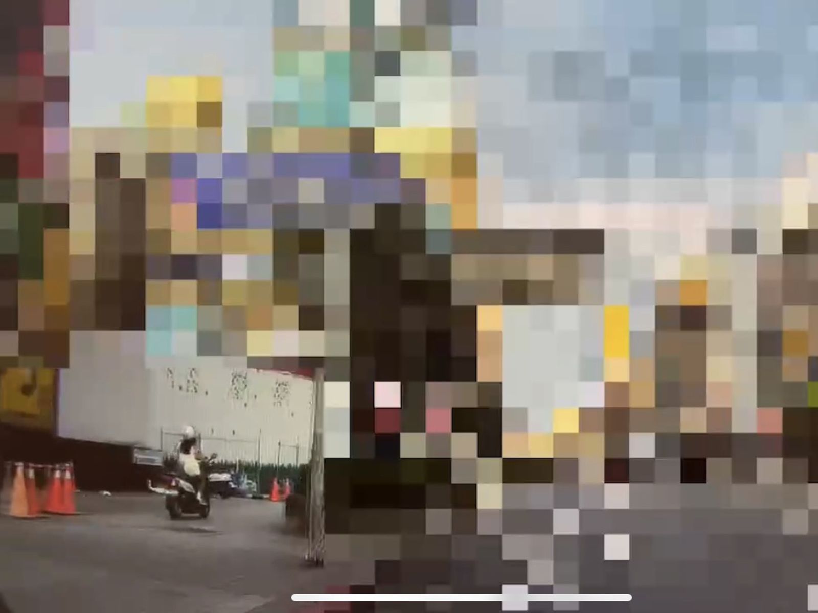 陸之駿女兒陸裔方酒駕騎機車上人行道。翻攝畫面