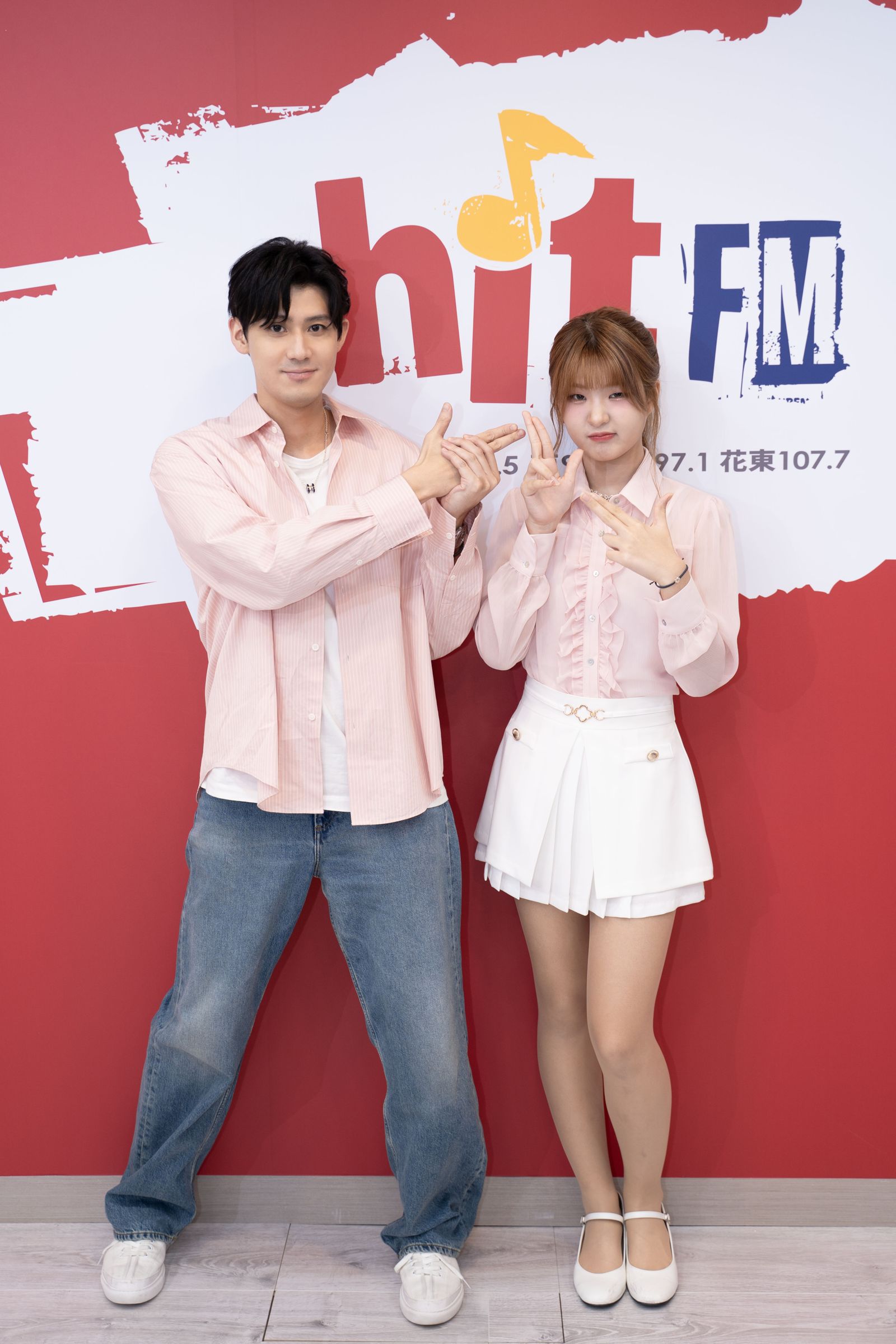 Seo EVE（右）與李玉璽一同上電台宣傳。Hit Fm聯播網提供